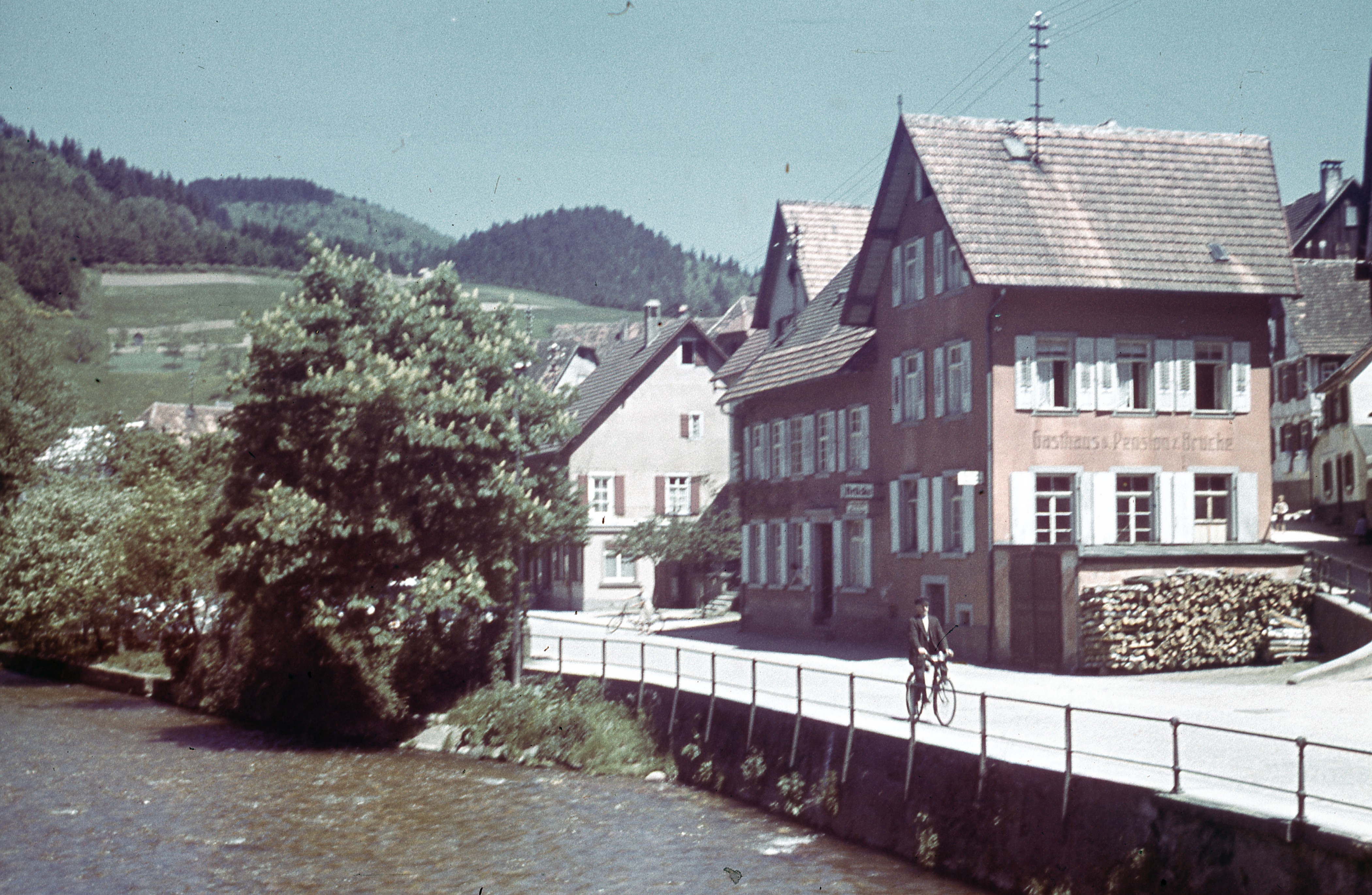 Das Gasthaus "Zur Brücke" an der Schramberger Straße (Stadt Schiltach CC BY-NC-ND)
