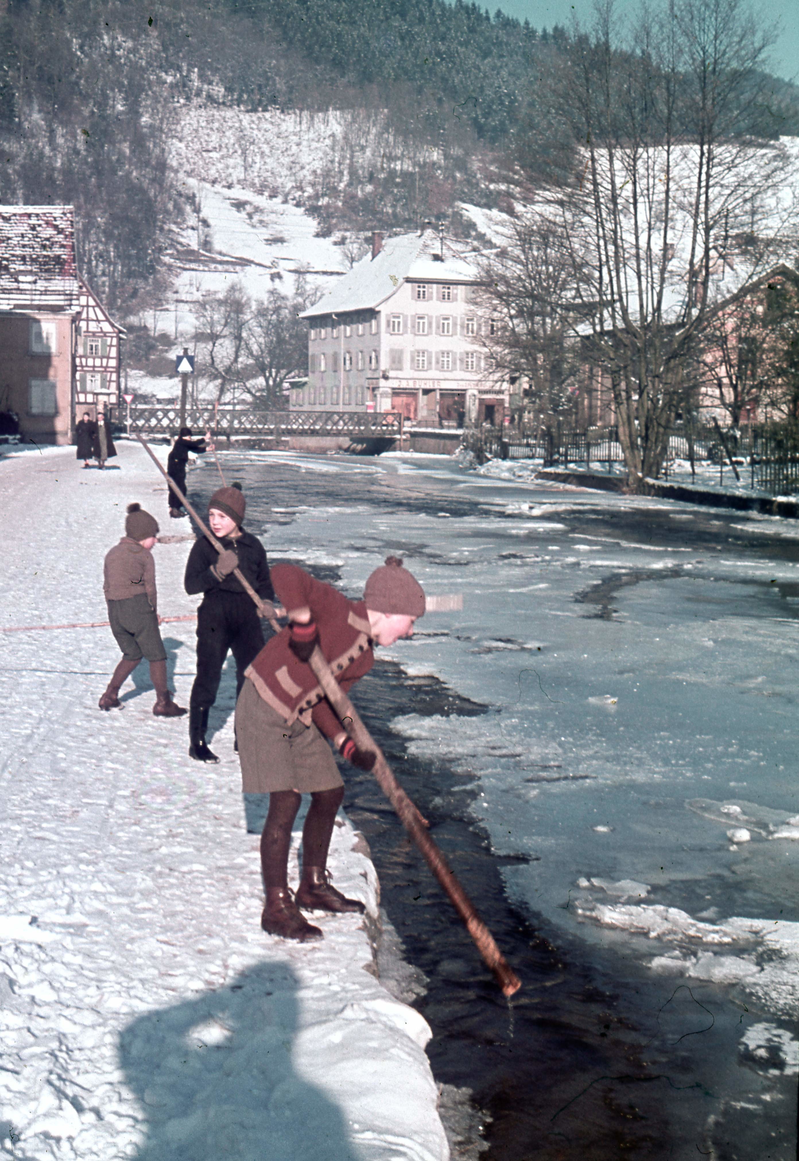 Kinder lösen das Eis in der Schiltach (Stadt Schiltach CC BY-NC-ND)
