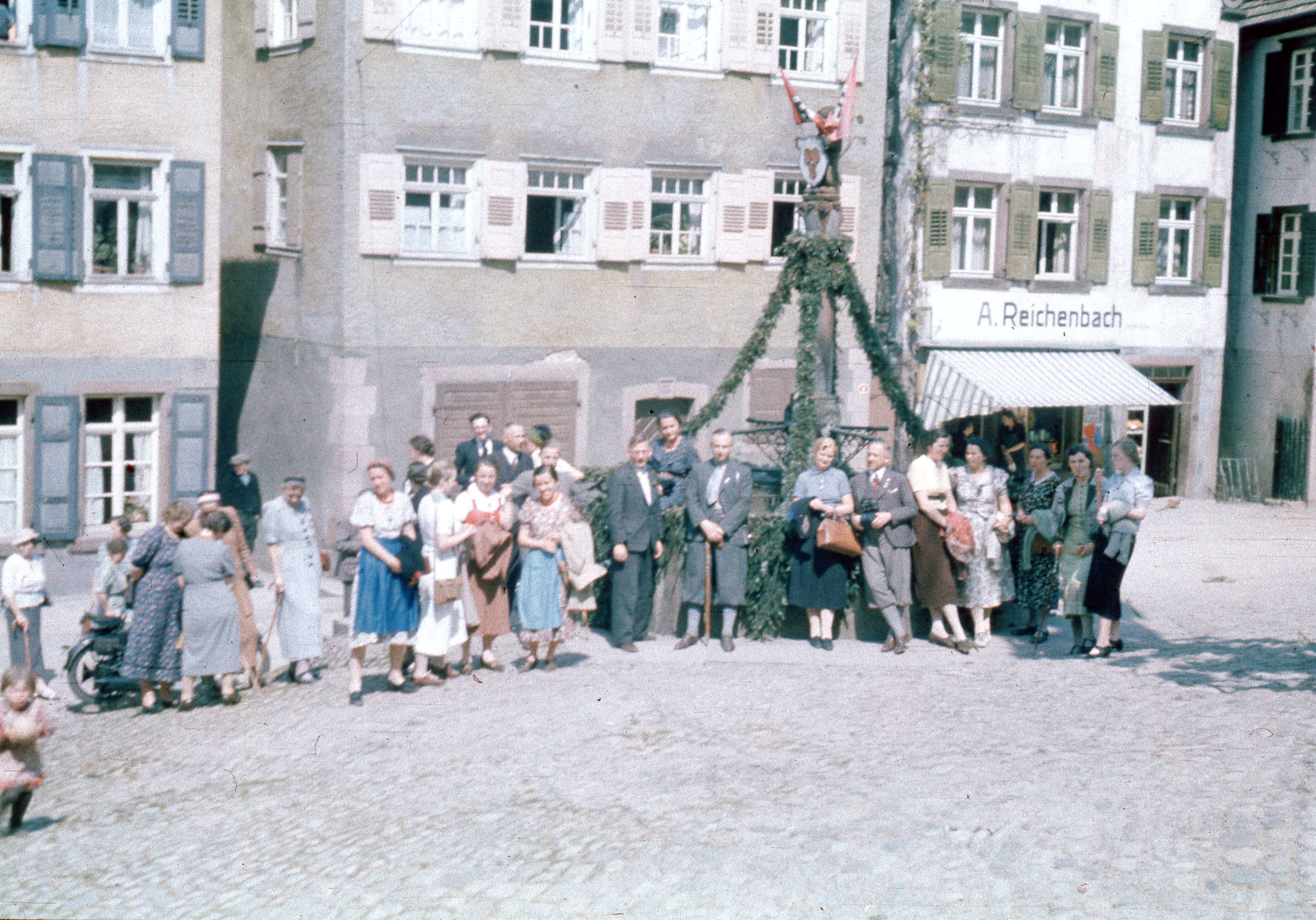 Personengruppe am Stadtbrunnen (Stadt Schiltach CC BY-NC-ND)