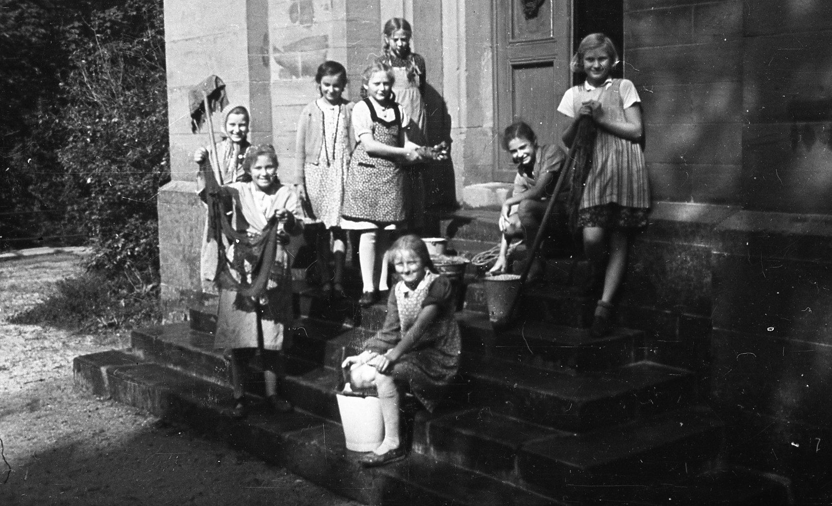 Schülerinnen bei der Reinigung der Evangelischen Kirche (Stadt Schiltach CC BY-NC-ND)