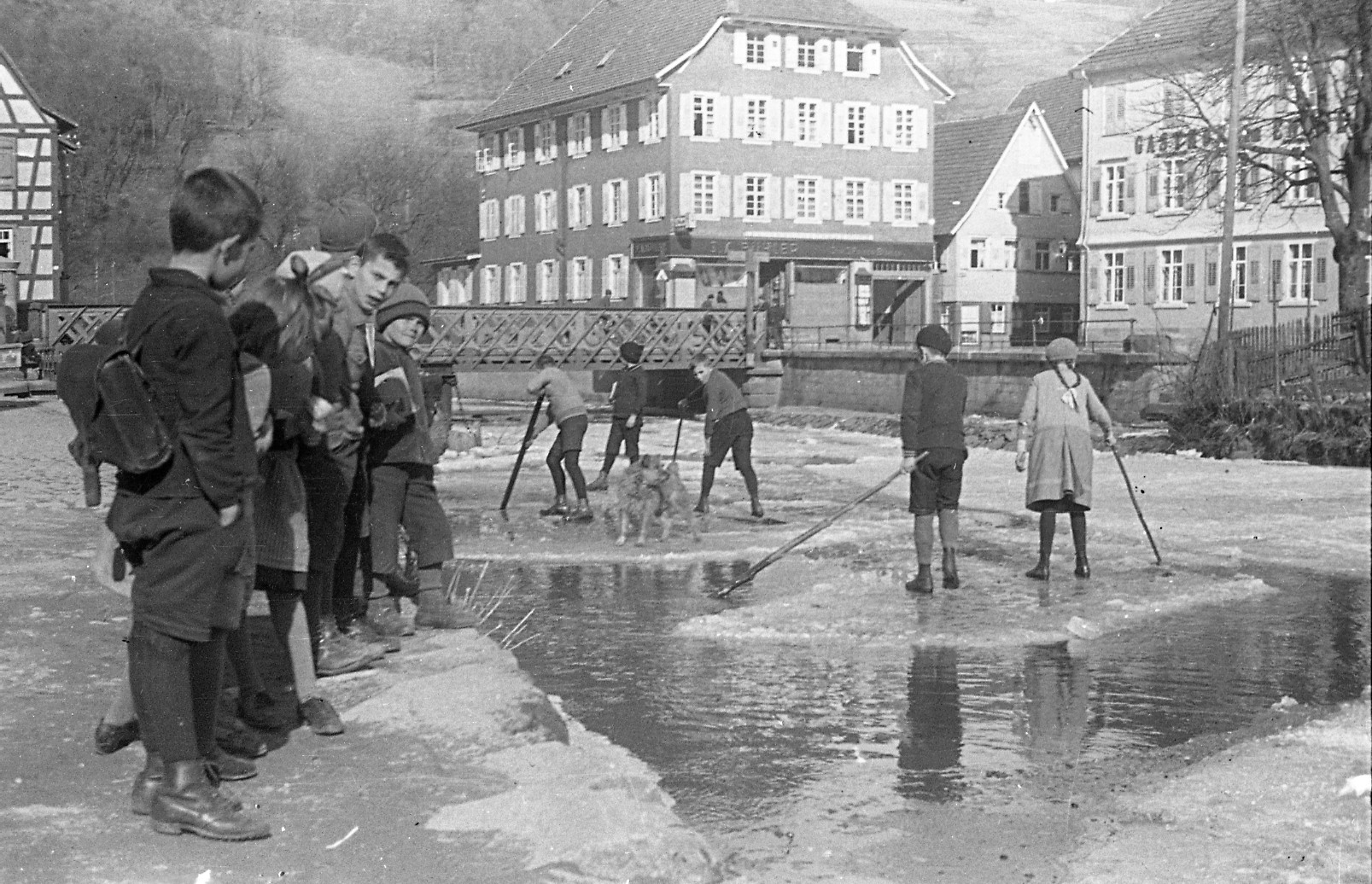 Winterspiele auf der zugefronenen Schiltach (Stadt Schiltach CC BY-NC-ND)