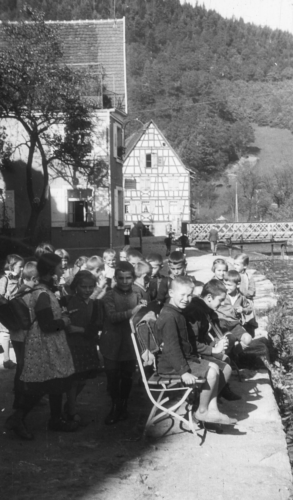 Schülerinnen und Schüler rund um die Volksschule (Stadt Schiltach CC BY-NC-ND)