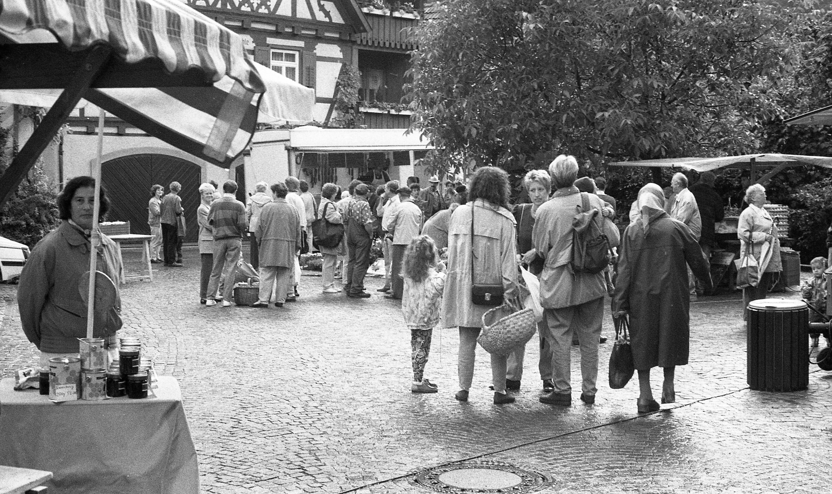 Wochenmarkt in der Gerbergasse (Stadtarchiv Schiltach CC BY-NC-ND)