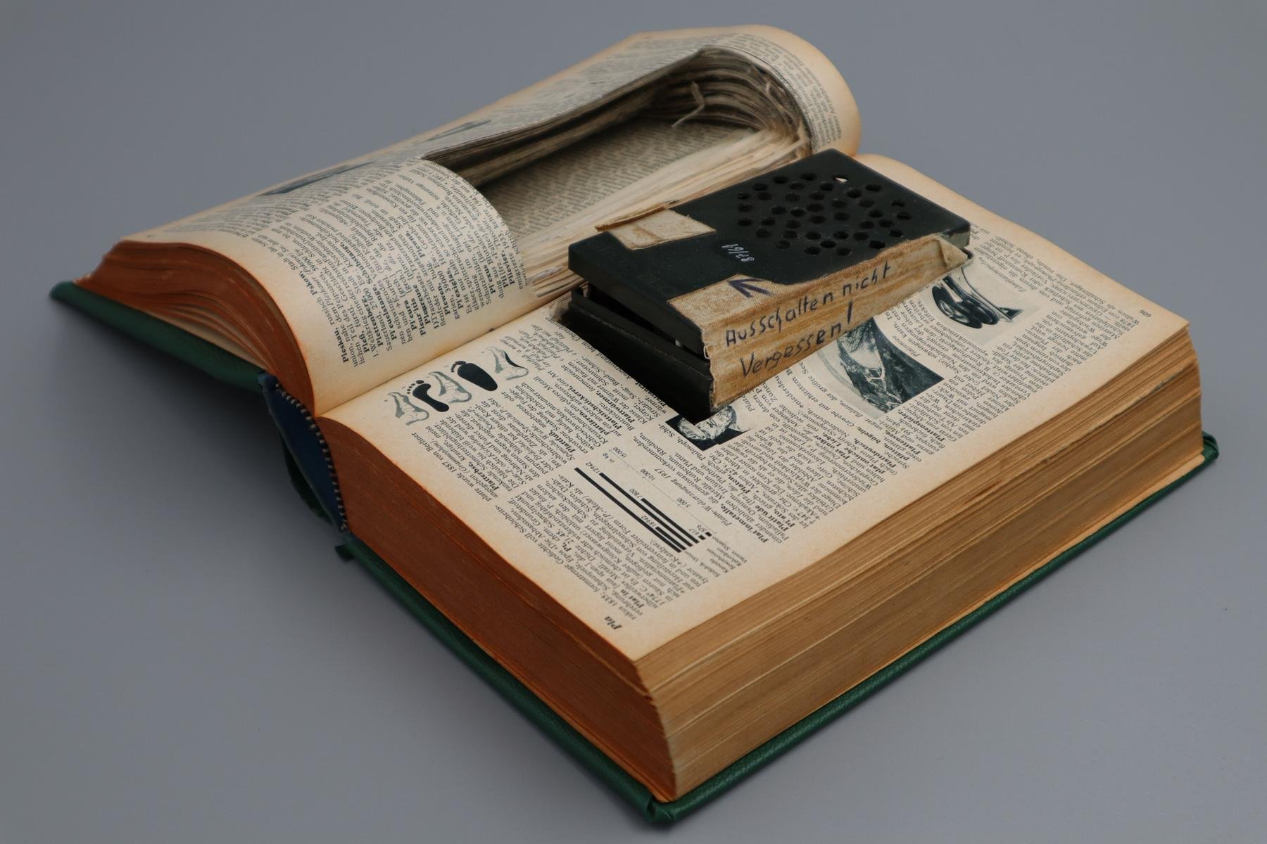 Buch mit eingebautem Empfänger (Strafvollzugsmuseum Ludwigsburg CC BY-NC-SA)