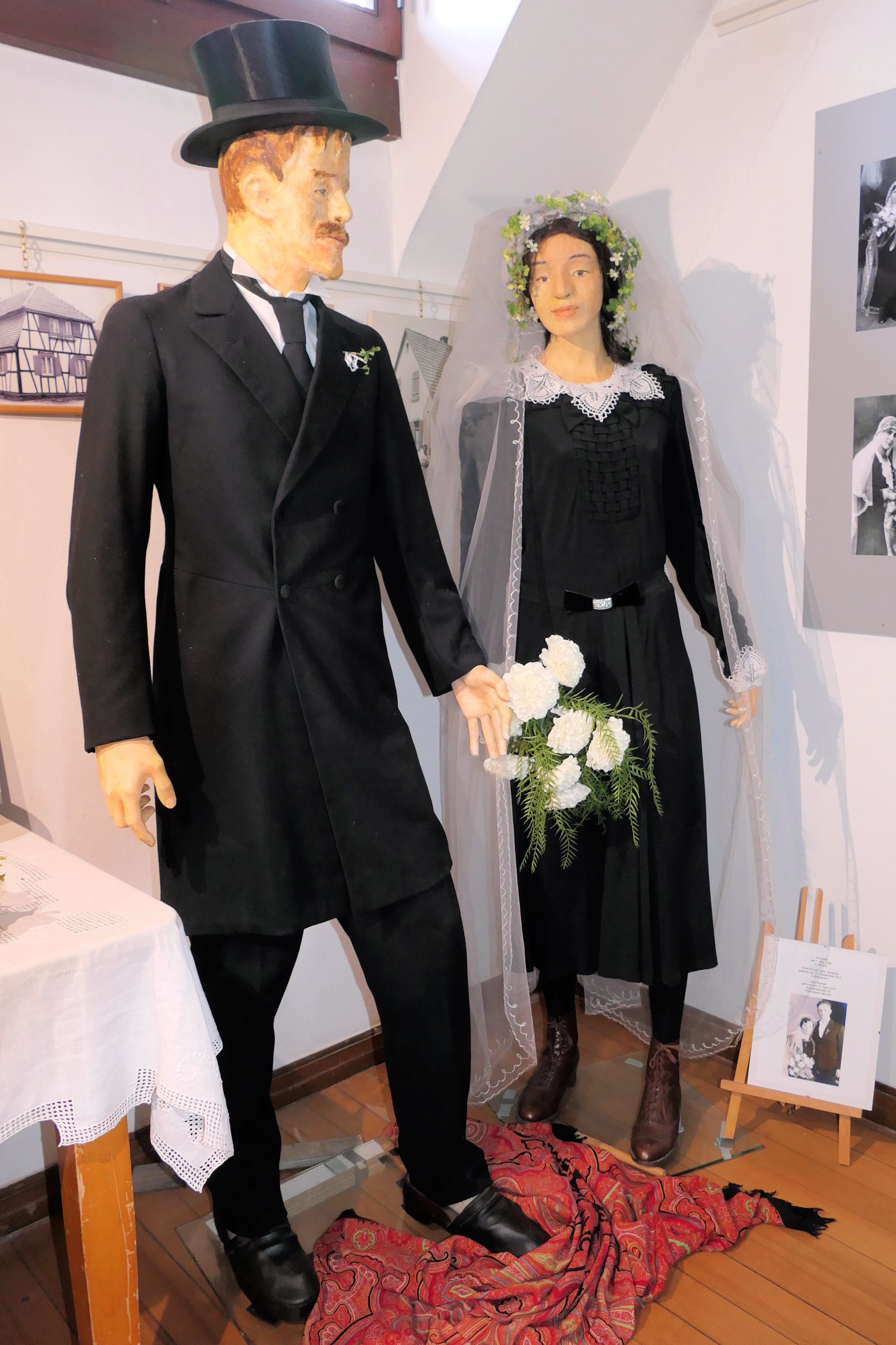 Hochzeitskleidung eines Brautpaares (Museum für Siedlungsgeschichte im PAMINA-Raum CC BY-NC-SA)