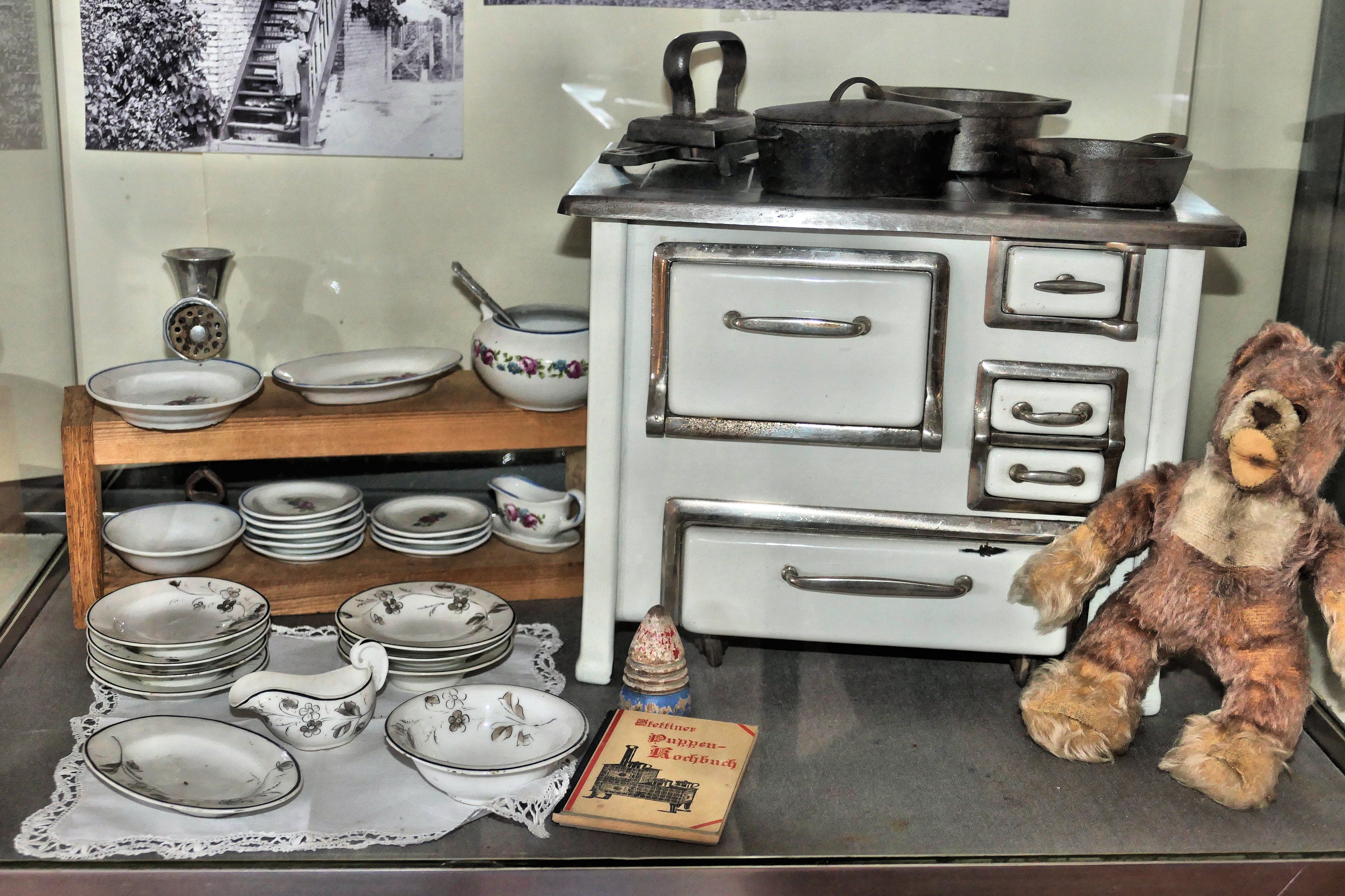 Puppenküchenherd mit Puppengeschirr (Museum für Siedlungsgeschichte im PAMINA-Raum CC BY-NC-SA)