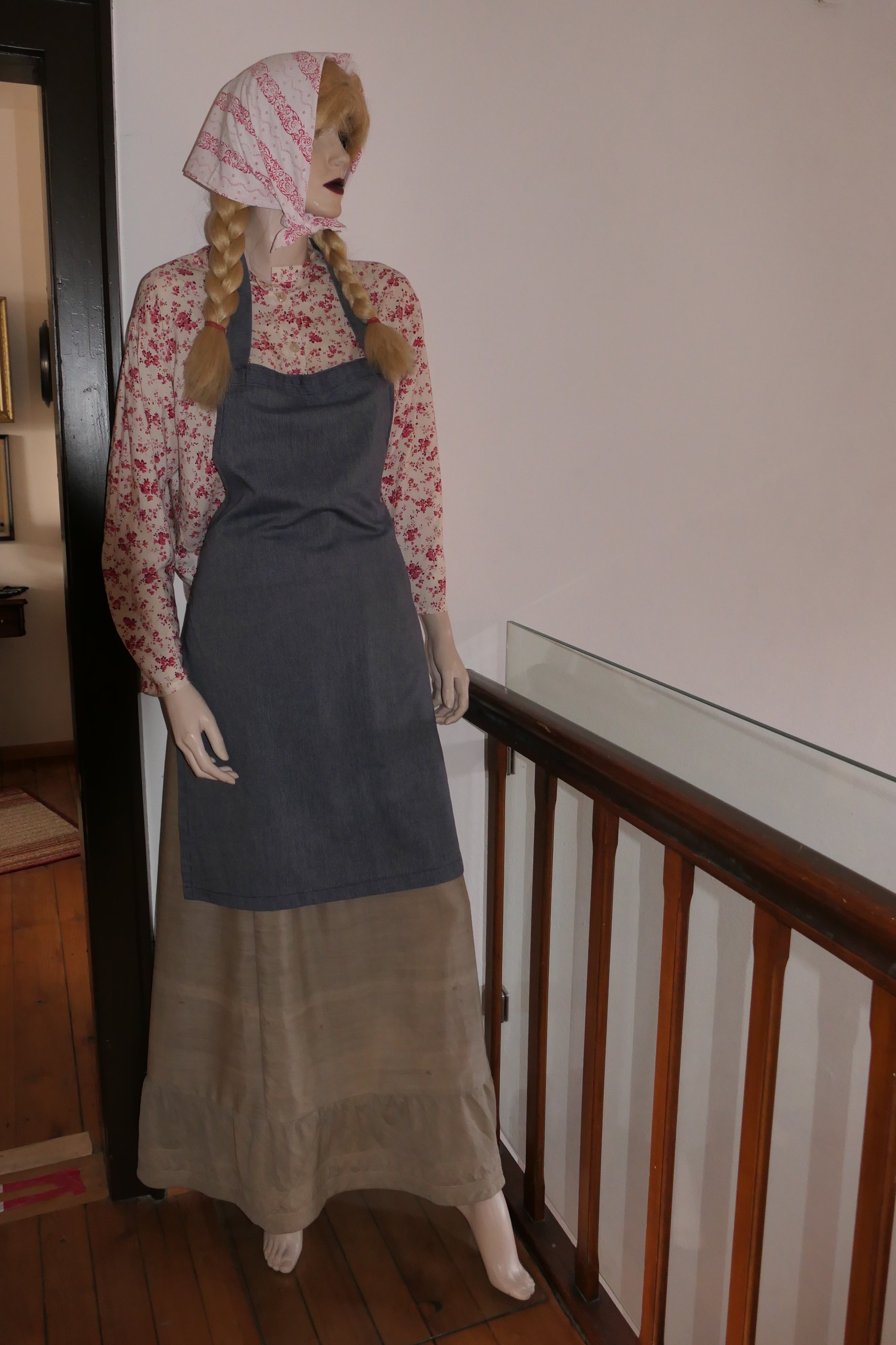 Bekleidung einer Bauersfrau aus dem 19. Jahrhundert (Museum für Siedlungsgeschichte im PAMINA-Raum CC BY-NC-SA)