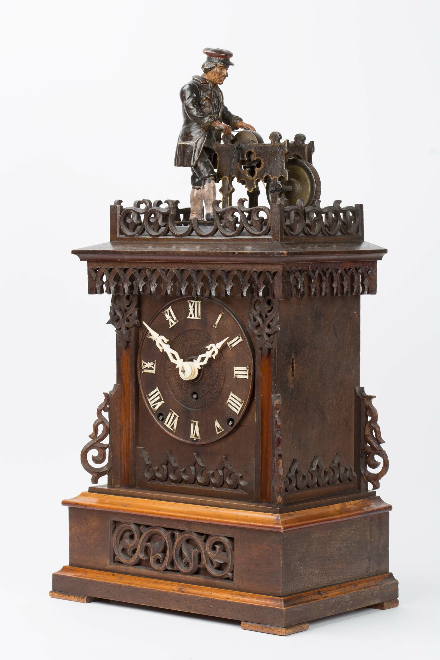 Tischuhr mit Scherenschleifer, wohl Gordian Hettich Sohn, Furtwangen, um 1890 (Deutsches Uhrenmuseum CC BY-SA)
