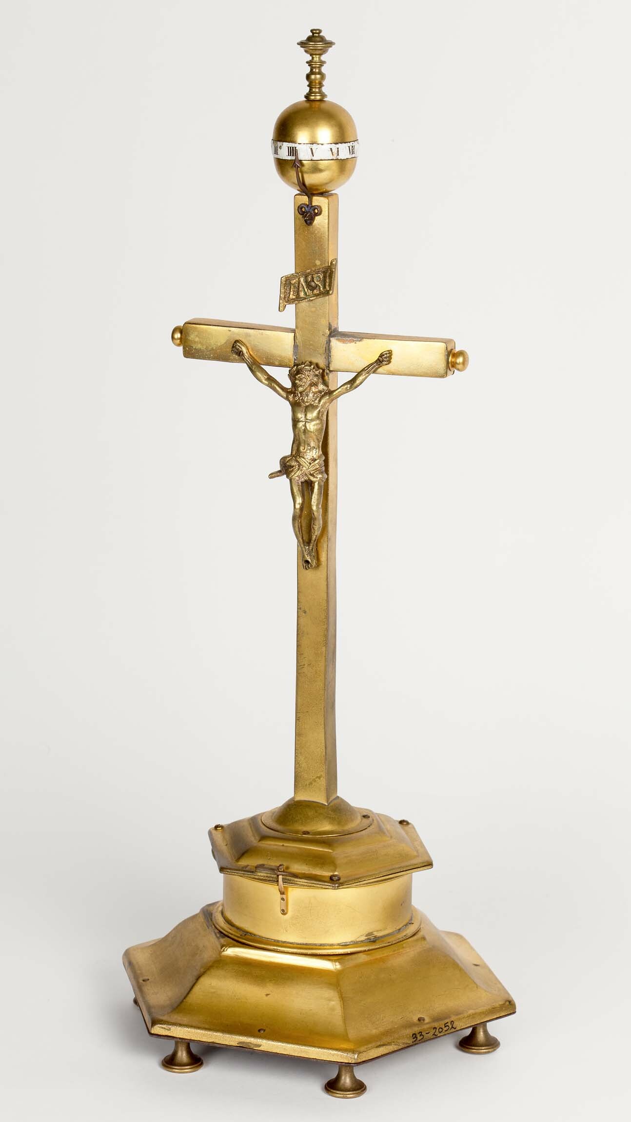 Kruzifixuhr, Augsburg, Ende 17. Jahrhundert (Deutsches Uhrenmuseum CC BY-SA)