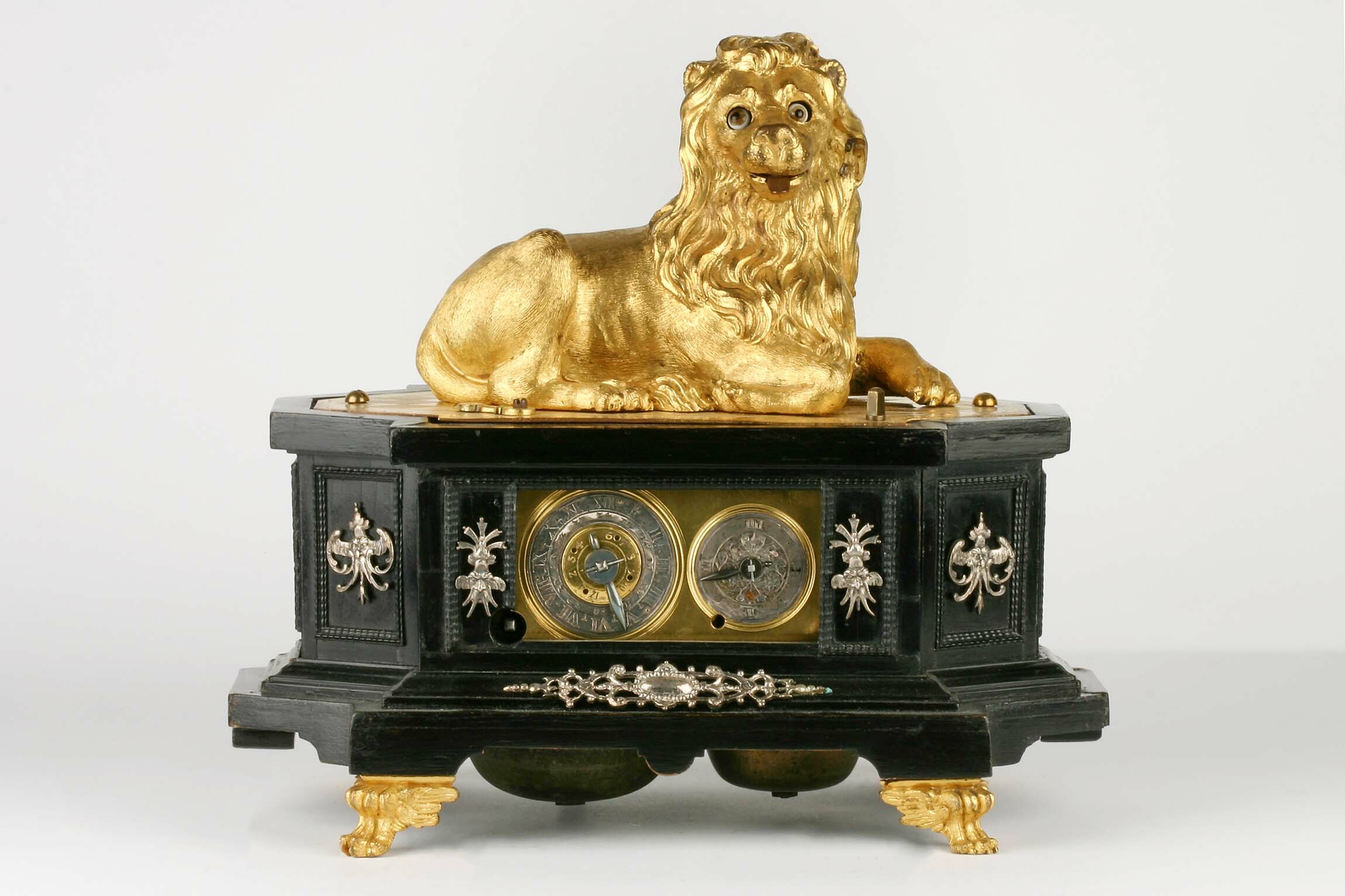 Tischuhr mit Löwenautomat, Augsburg, um 1630 (Deutsches Uhrenmuseum CC BY-SA)