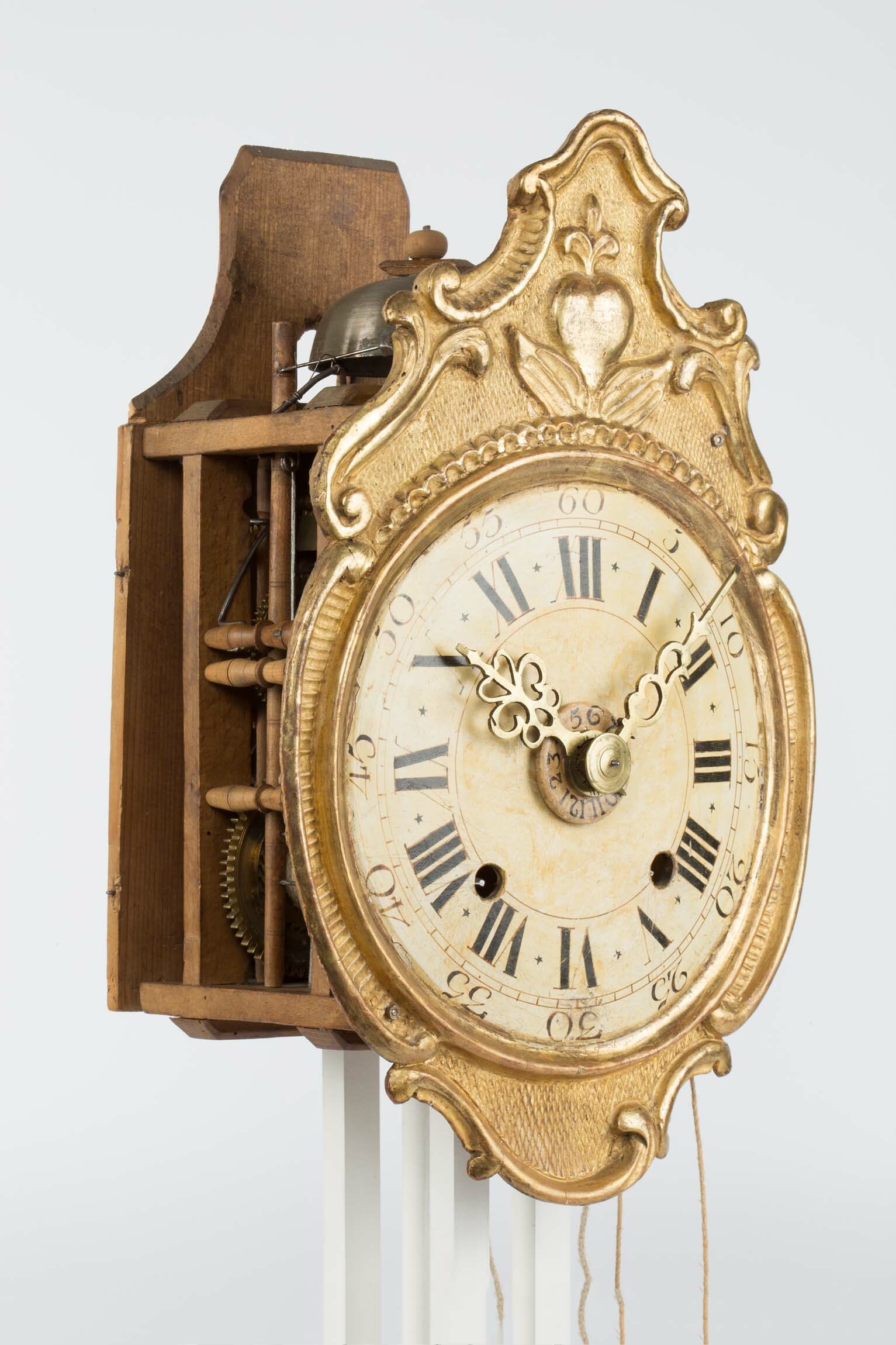Uhr mit geschnitztem Schild, Johannes Schertzinger, wohl Rötenbach, um 1790 (Deutsches Uhrenmuseum CC BY-SA)