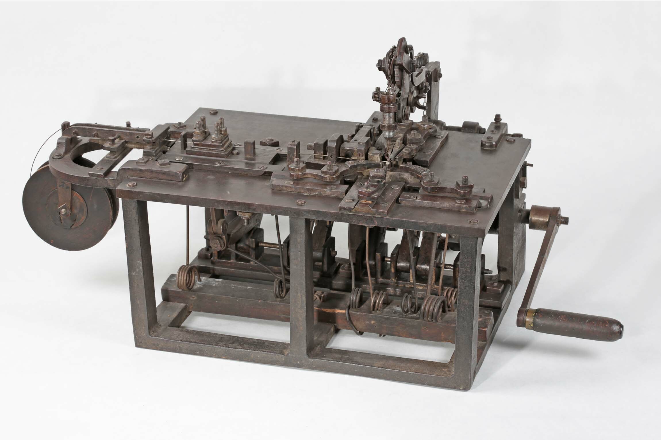 Maschine zum Herstellen von Uhrenketten, Schwarzwald, um 1860 (Deutsches Uhrenmuseum CC BY-SA)