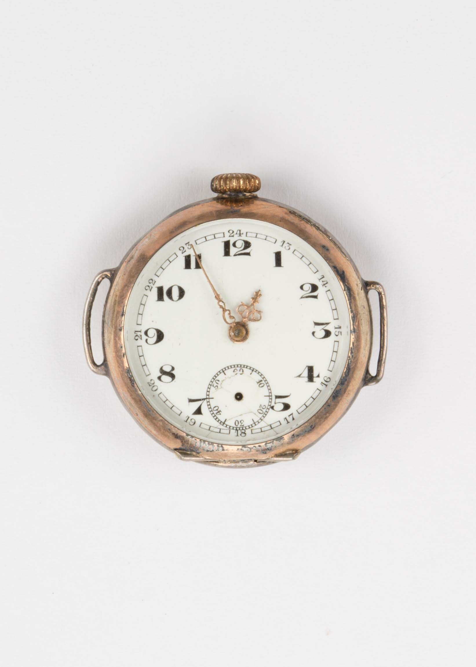 Armbanduhr, umgebaute Taschenuhr, wohl Schweiz, um 1900 (Deutsches Uhrenmuseum CC BY-SA)