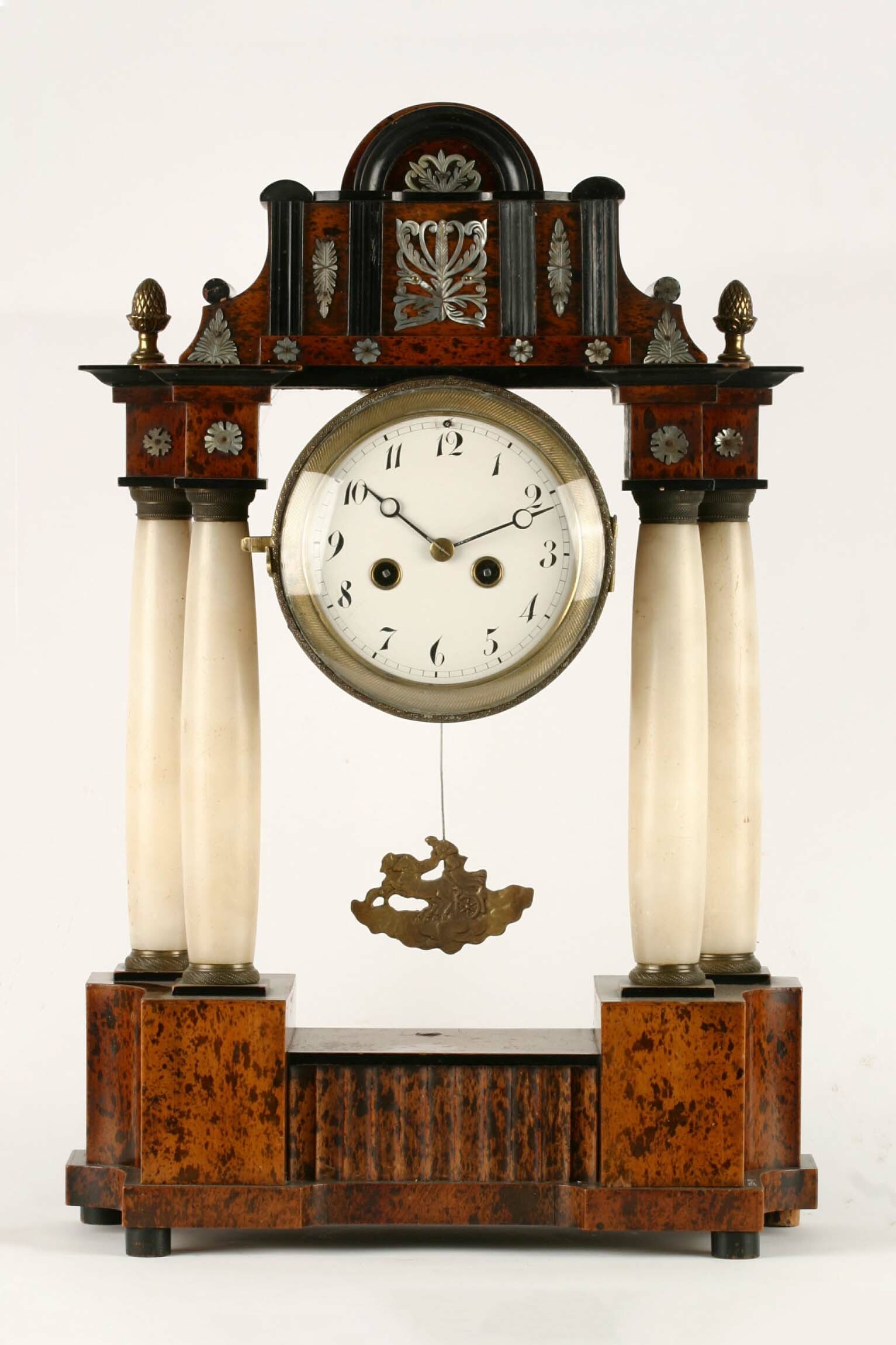 Tischuhr, wohl Wien, 1. Hälfte 19. Jahrhundert (Deutsches Uhrenmuseum CC BY-SA)