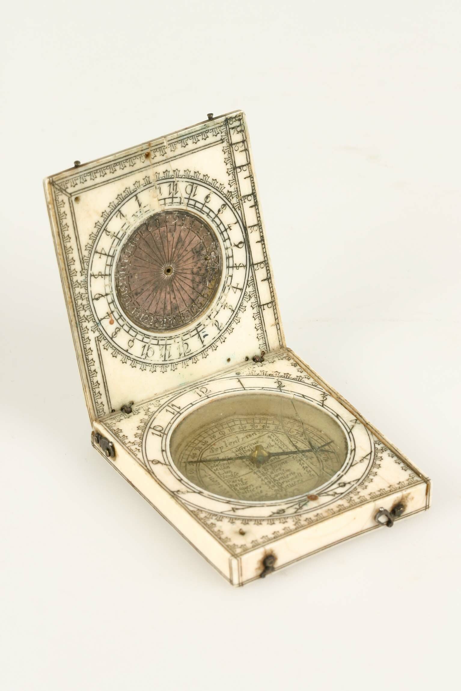 Klappsonnenuhr, Typ Dieppe, 2. Hälfte 17. Jahrhundert (Deutsches Uhrenmuseum CC BY-SA)