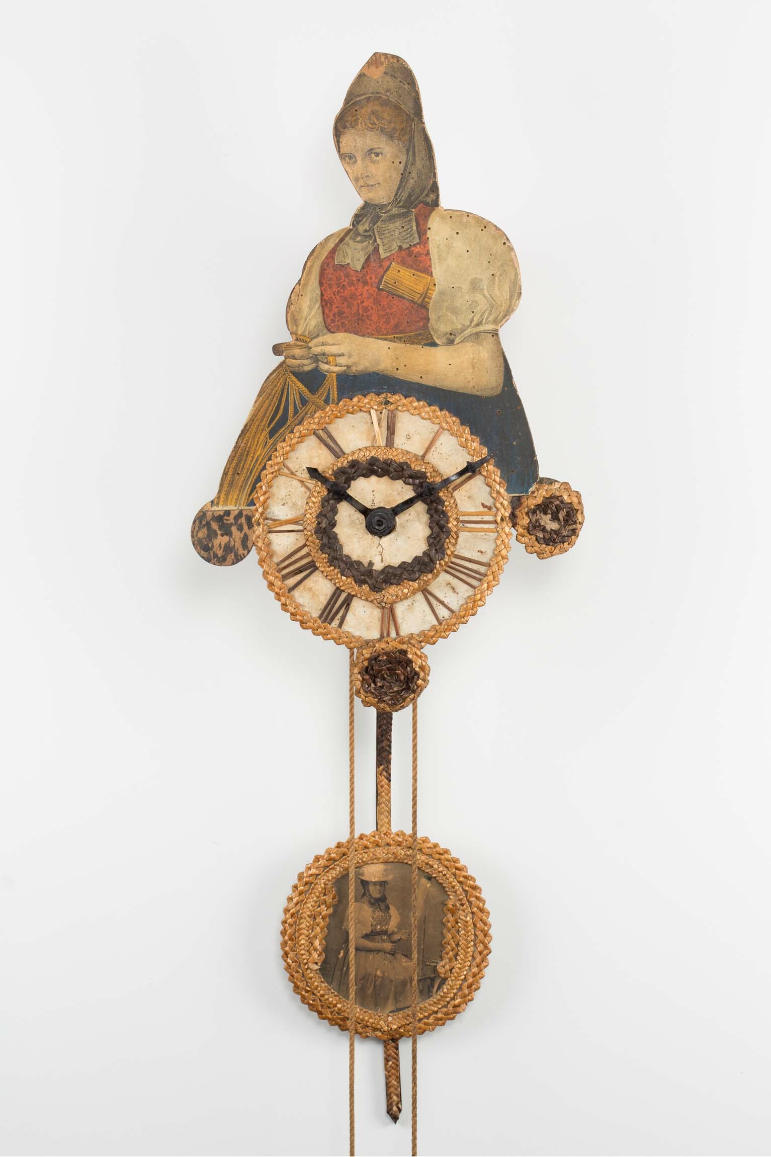 Wanduhr mit Schild mit Strohgeflecht-Dekor, Schwarzwald um 1900 (Deutsches Uhrenmuseum CC BY-SA)