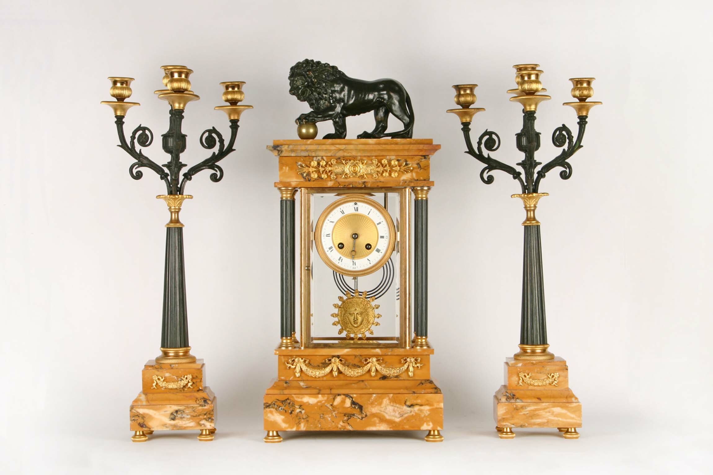 Tischuhr mit Kerzenständern, Frankreich, Mitte 19. Jahrhundert (Deutsches Uhrenmuseum CC BY-SA)