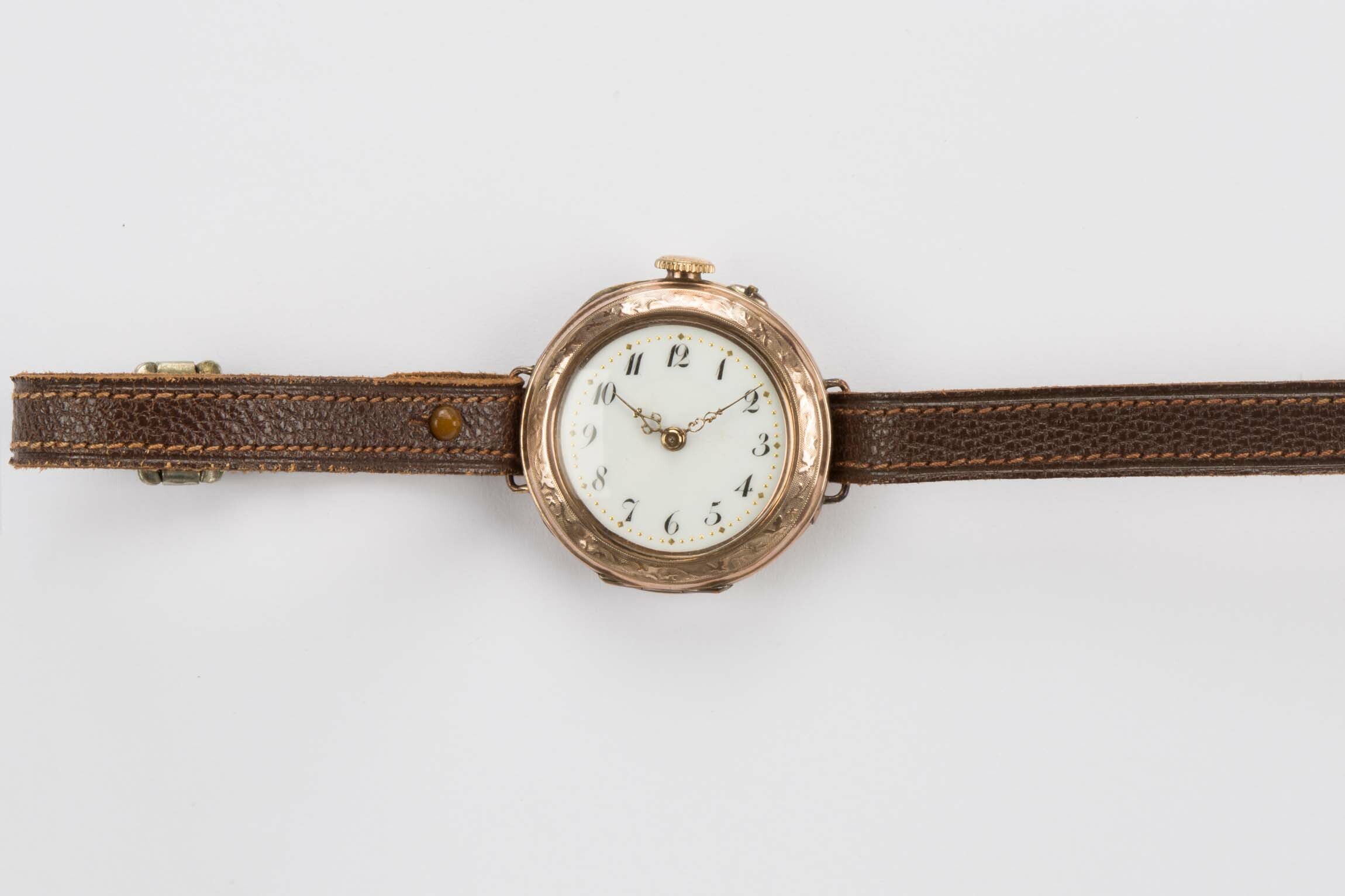 Taschenuhr, umgebaut als Armbanduhr, Schweiz, um 1910 (Deutsches Uhrenmuseum CC BY-SA)