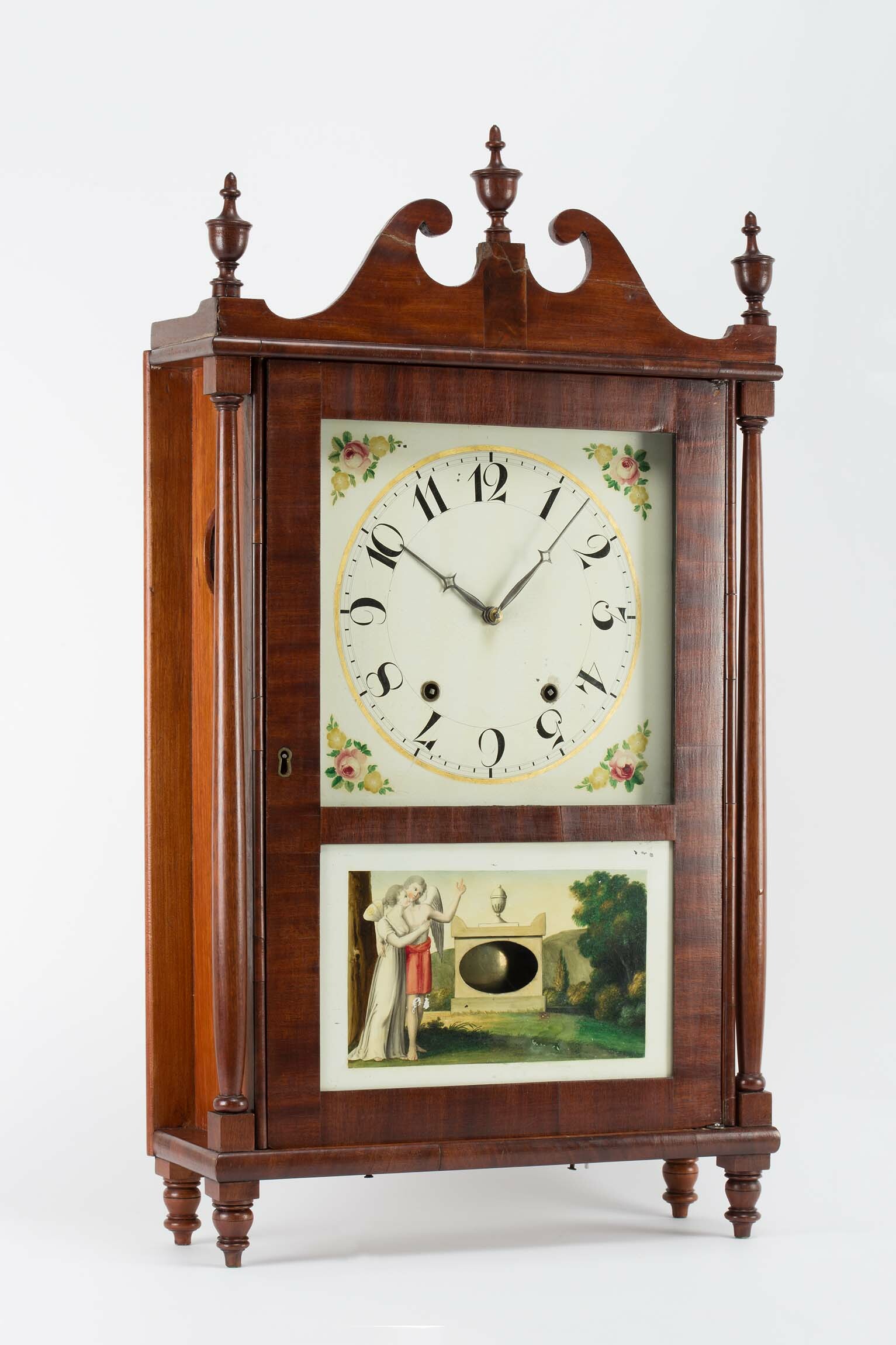 Tischuhr, Pillar and Scroll Clock, Johann Kaltenbach, Neukirch, um 1830 (Deutsches Uhrenmuseum CC BY-SA)