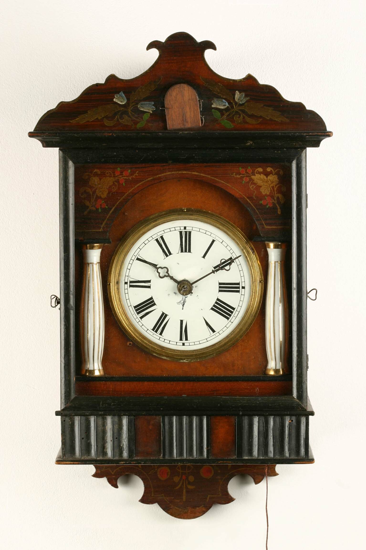 Biedermeieruhr, Schwarzwald, 2. Hälfte 19. Jahrhundert (Deutsches Uhrenmuseum CC BY-SA)