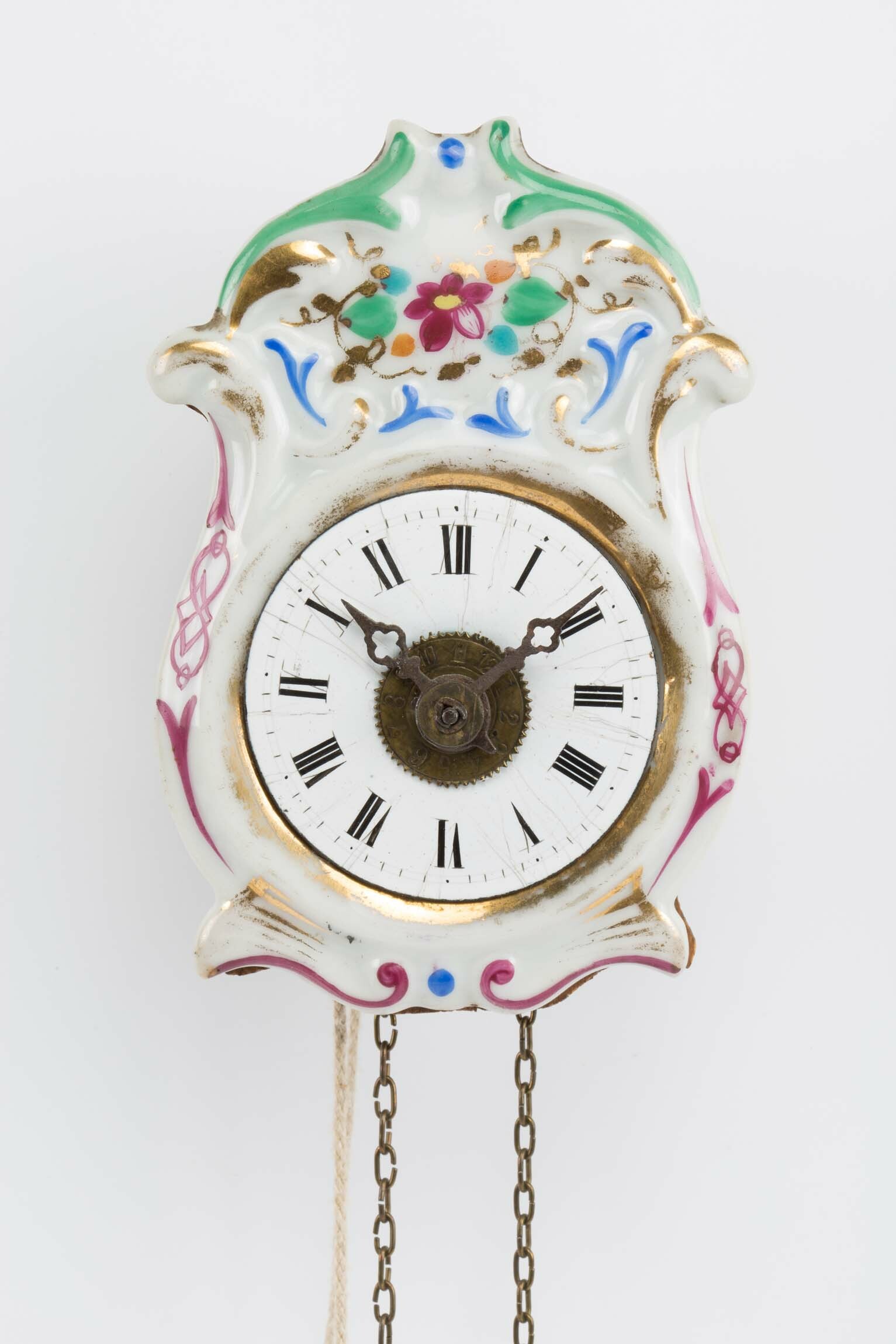 Porzellanschilduhr, Pius Weisser, Bubenbach, 2. Häfte 19. Jahrhundert (Deutsches Uhrenmuseum CC BY-SA)