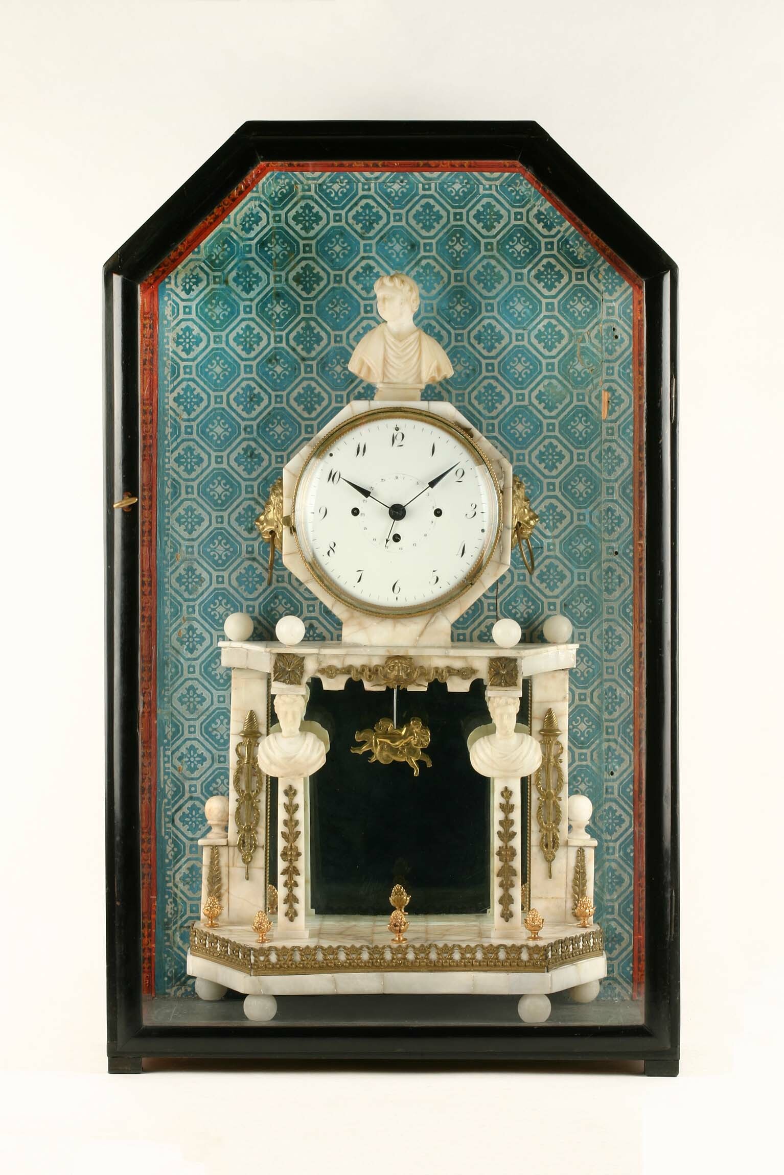 Tischuhr, wohl Wien, 1. Hälfte 19. Jahrhundert (Deutsches Uhrenmuseum CC BY-SA)
