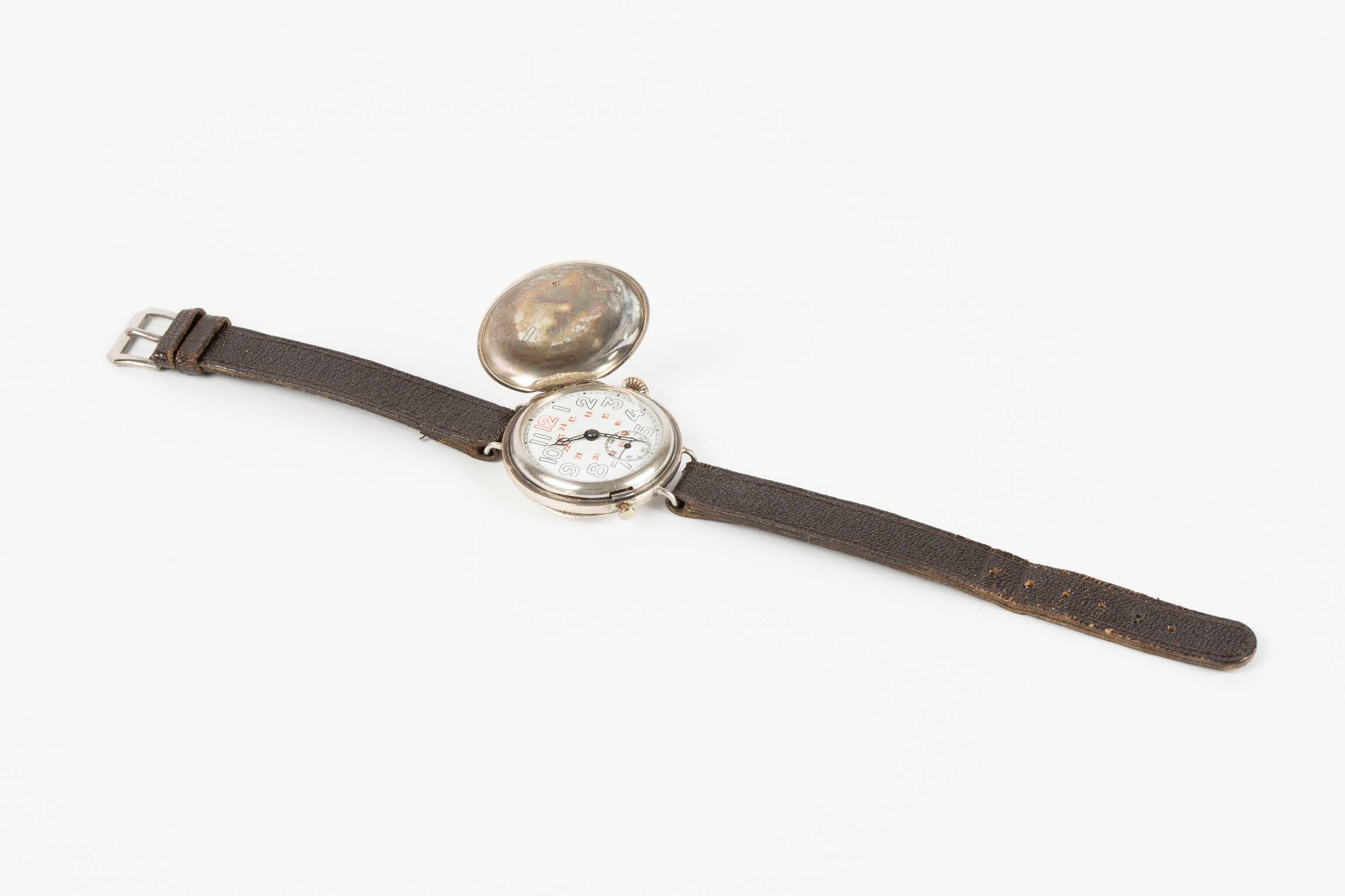 Armbanduhr mit Schutzdeckel, Frankreich, um 1920 (Deutsches Uhrenmuseum CC BY-SA)