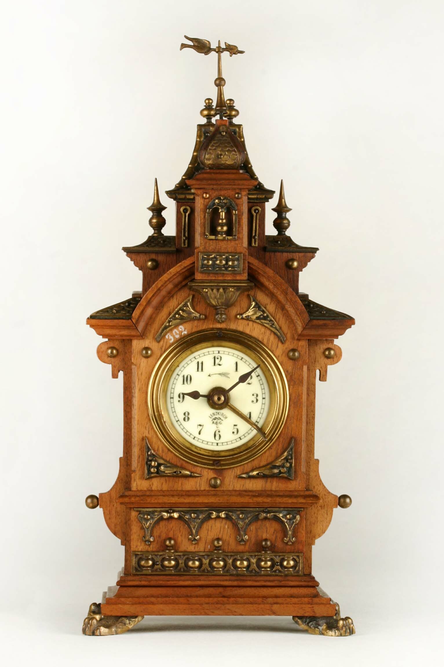 Tischuhr, A. G. für Uhrenfabrikation, Lenzkirch, um 1895 (Deutsches Uhrenmuseum CC BY-SA)
