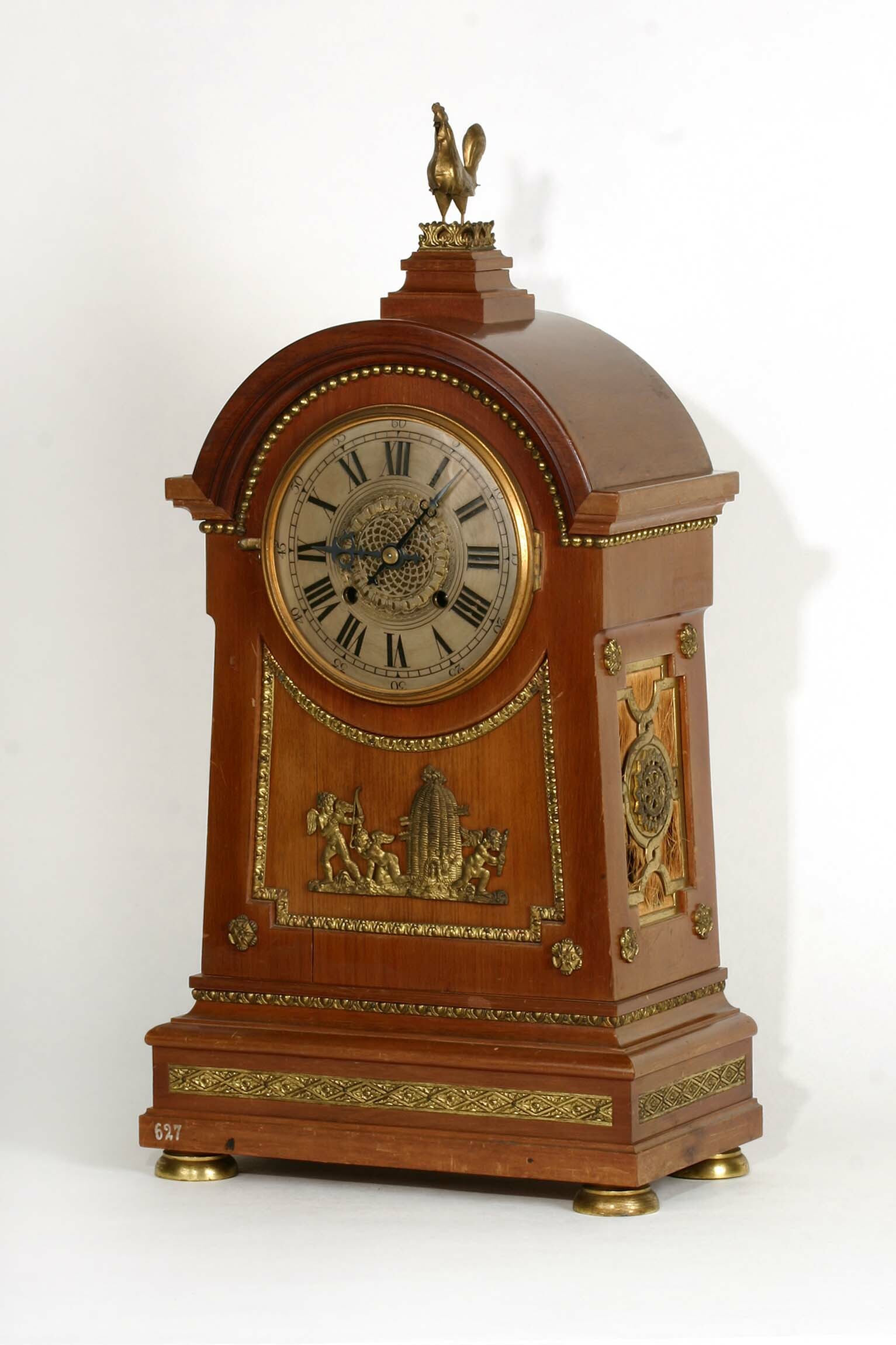 Tischuhr mit Hahn, Emilian Wehrle und Co., Robert Bichweiler, A. Tritschler, Furtwangen, um 1900 (Deutsches Uhrenmuseum CC BY-SA)