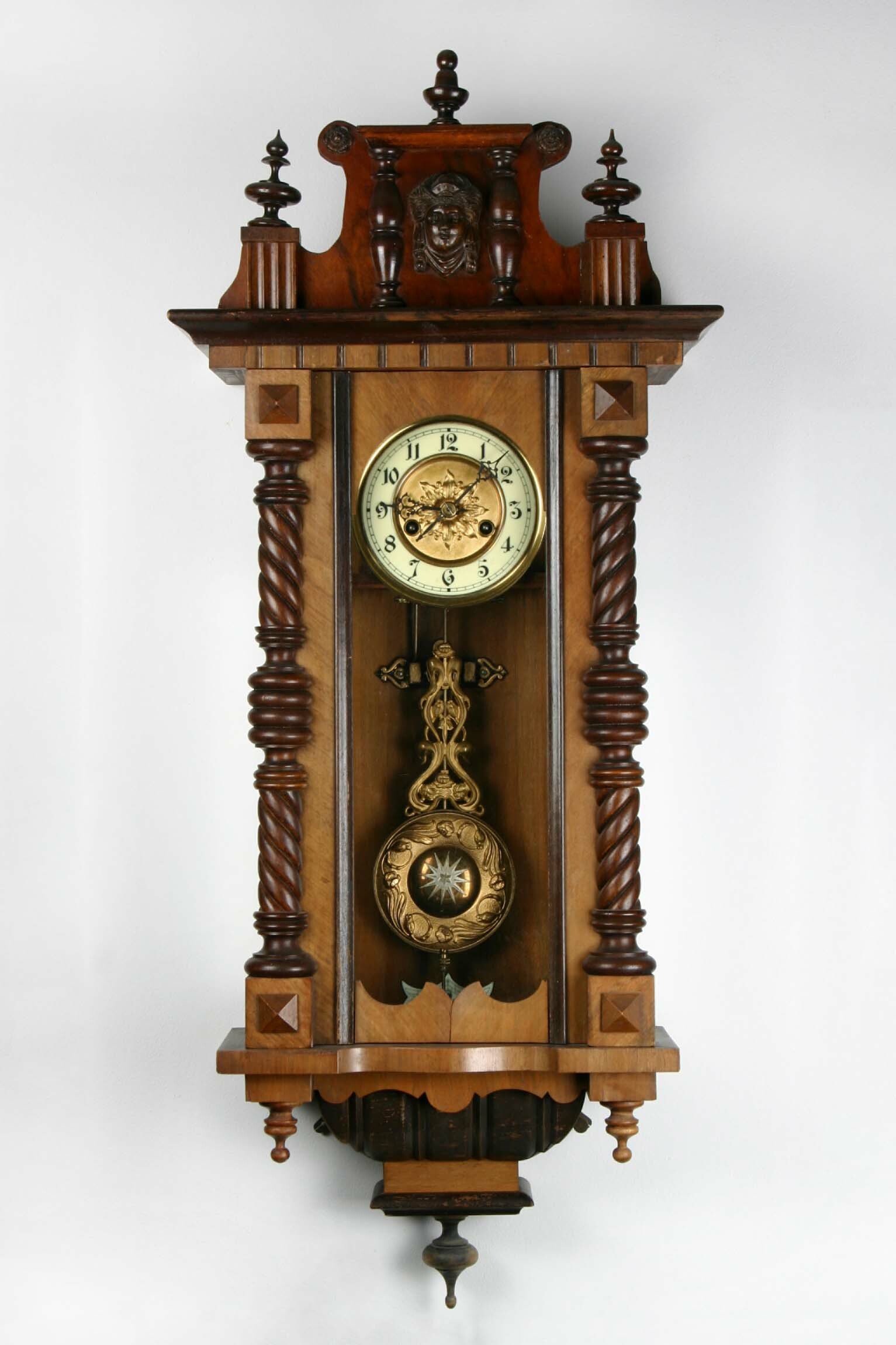 Regulator, Badische Uhrenfabrik, Furtwangen, um 1900 (Deutsches Uhrenmuseum CC BY-SA)