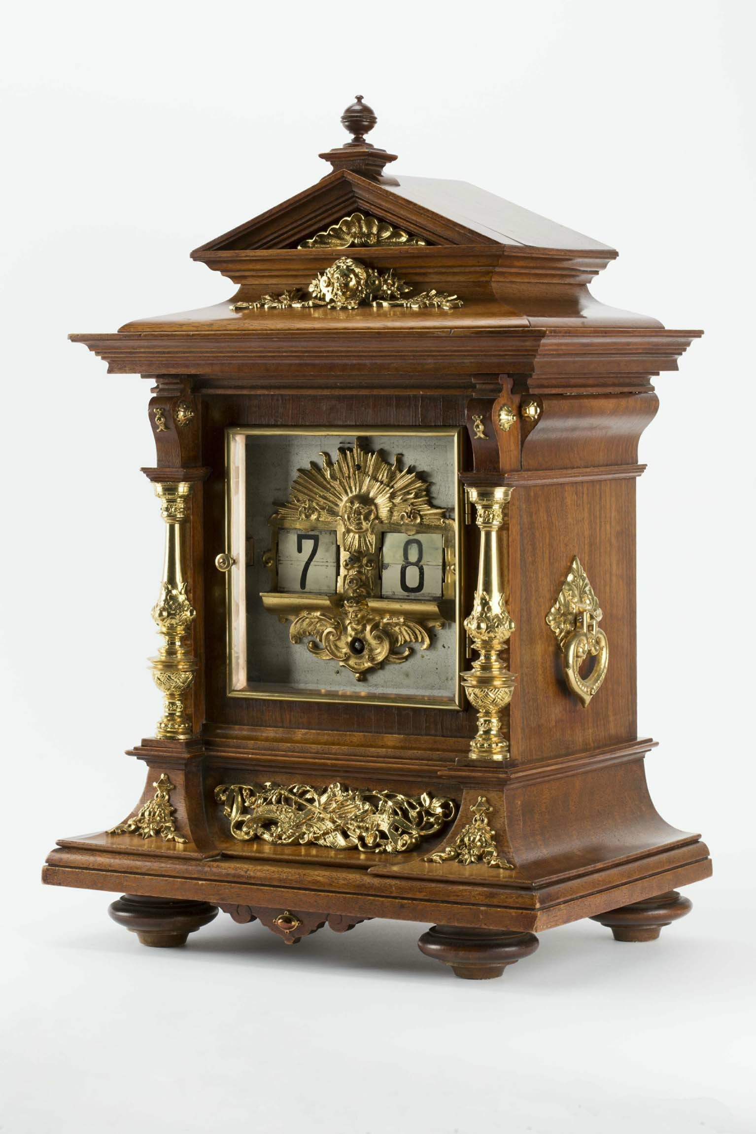 Tischuhr mit Digitalanzeige, A.G. für Uhrenfabrikation, Lenzkirch, um 1895 (Deutsches Uhrenmuseum CC BY-SA)