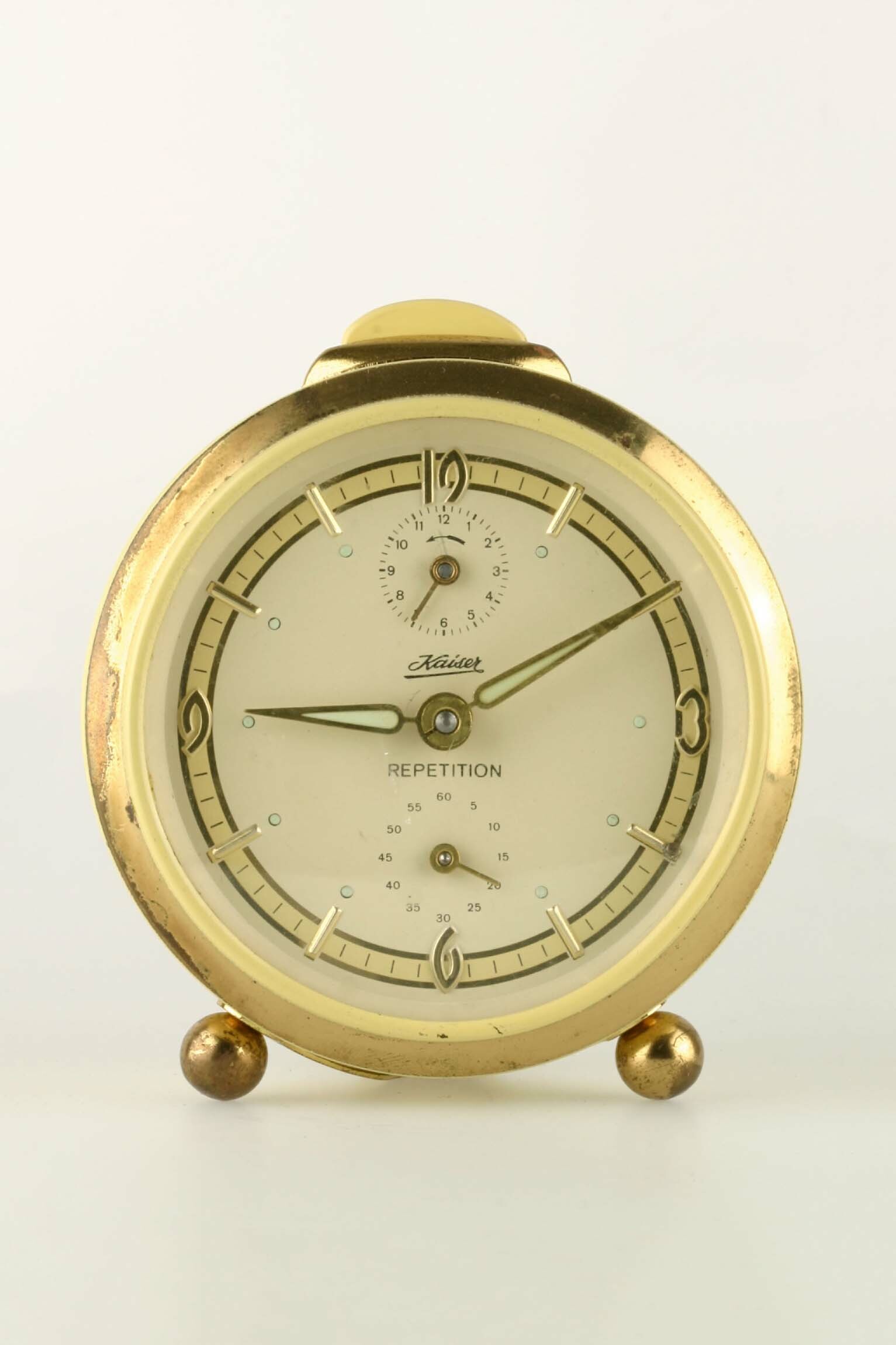 Rückwandglockenwecker, Kaiser, Villingen, 1950er Jahre (Deutsches Uhrenmuseum CC BY-SA)