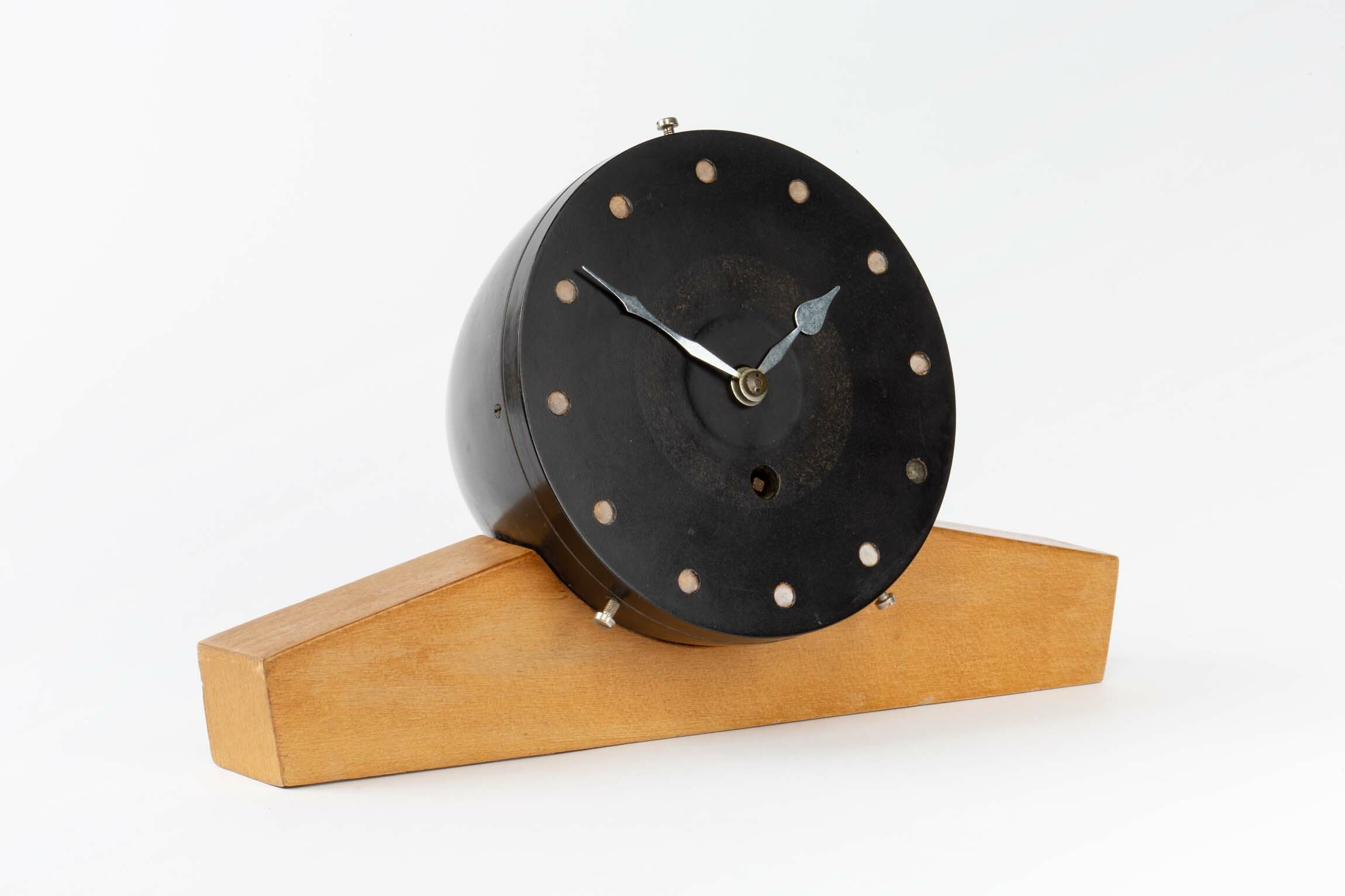Tischuhr, Hersteller unbekannt, Zeven, 1945 (Deutsches Uhrenmuseum CC BY-SA)