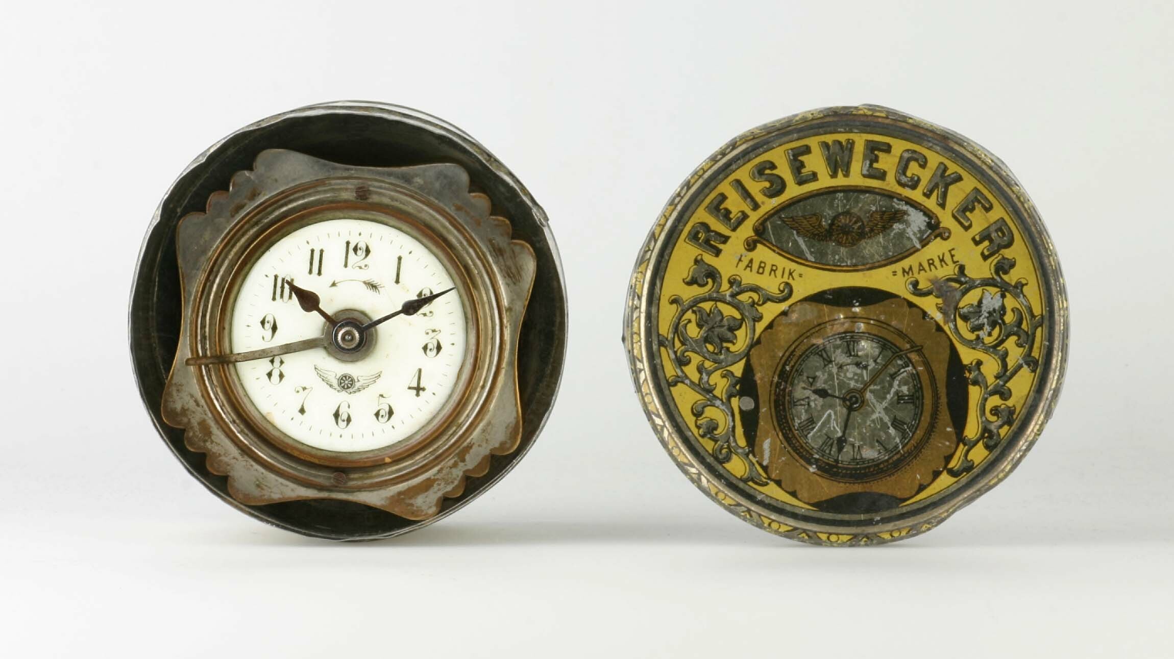 Reisewecker, Schlenker und Kienzle, Schwenningen, um 1900 (Deutsches Uhrenmuseum CC BY-SA)