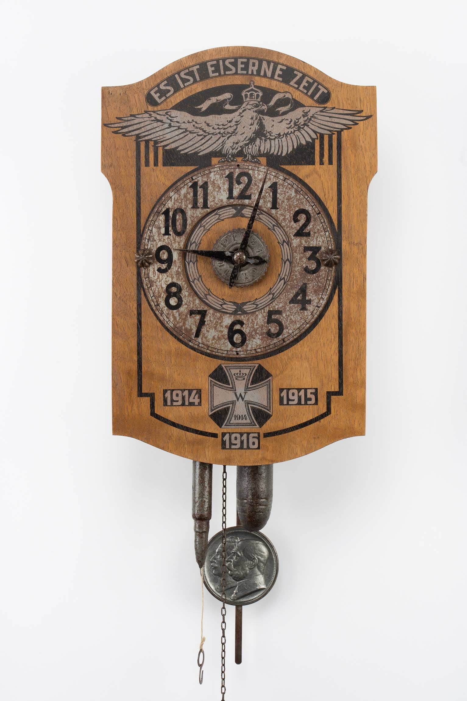 Wanduhr Es ist Eiserne Zeit, Junghans, Schramberg, 1916 (Deutsches Uhrenmuseum CC BY-SA)