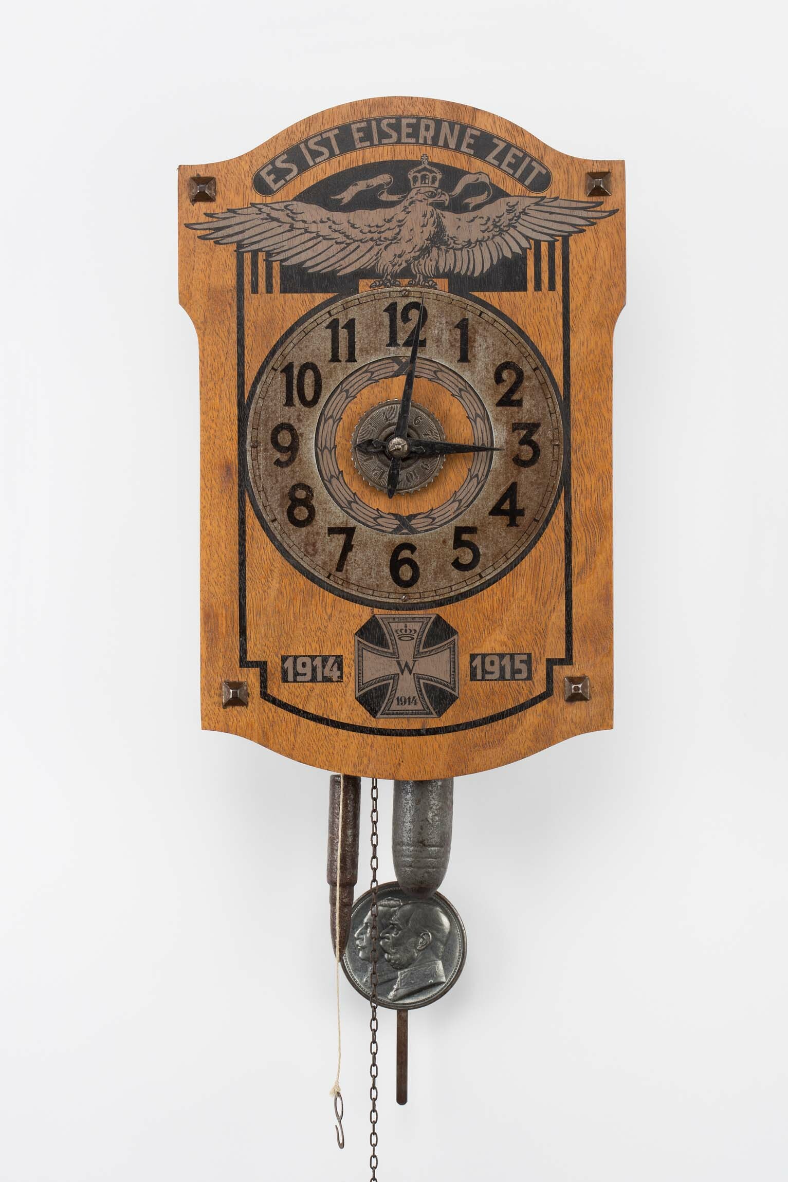 Wanduhr Es ist Eiserne Zeit, Schwarzwald, um 1915 (Deutsches Uhrenmuseum CC BY-SA)