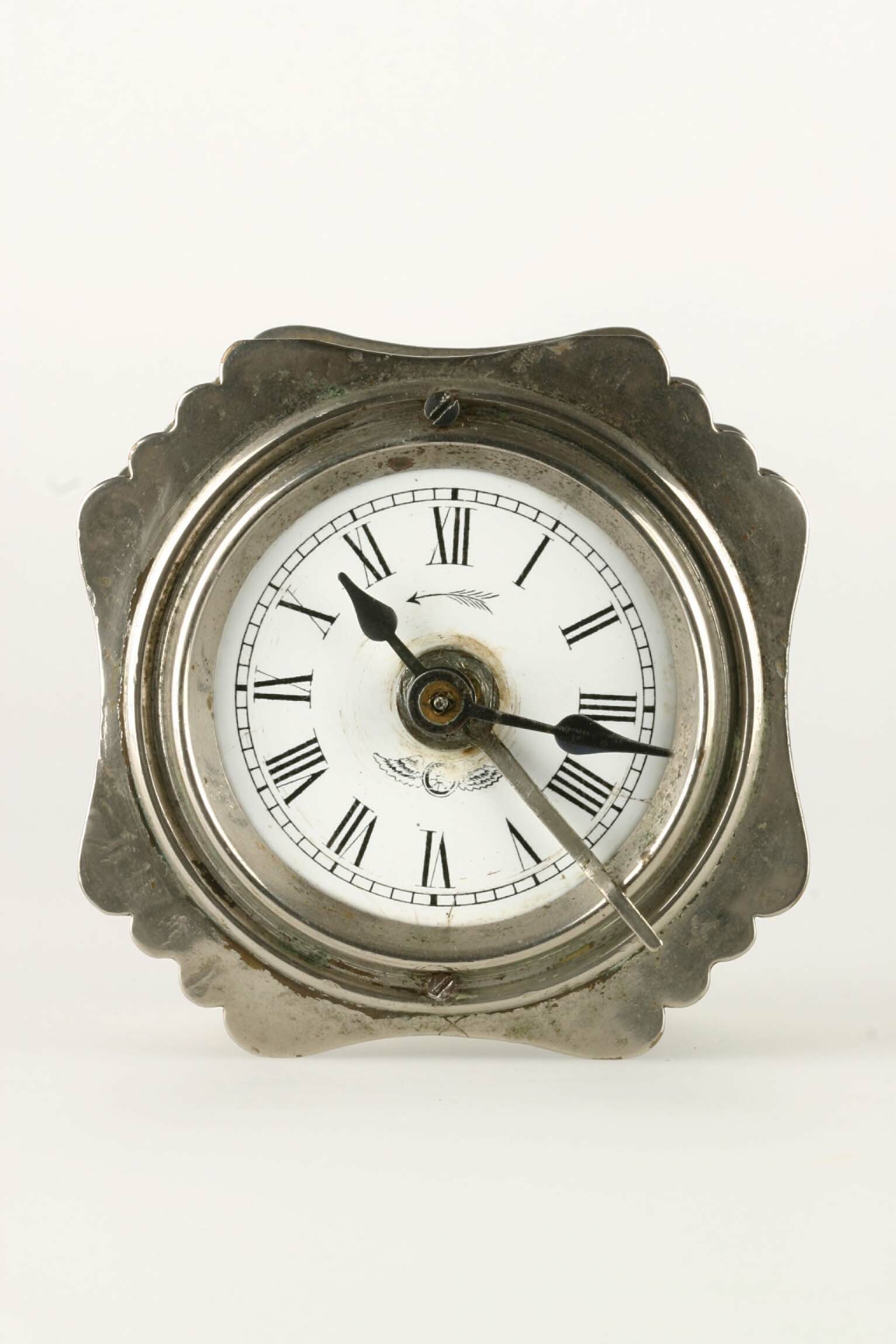 Reisewecker, Kienzle, Schwenningen, um 1910 (Deutsches Uhrenmuseum CC BY-SA)