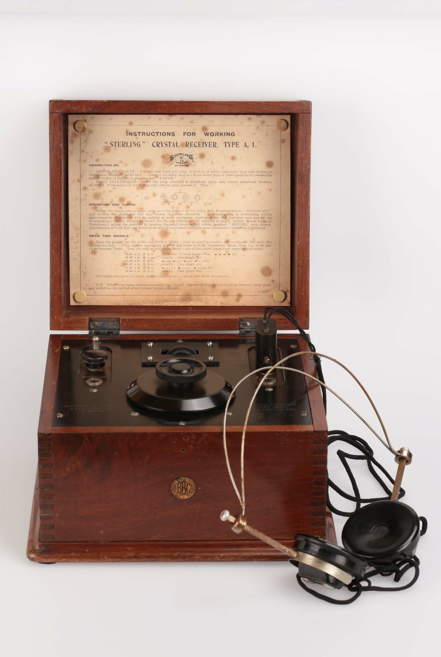 Radio- und Zeitzeichenempfänger, Sterling Telephone und Electric, London, um 1922 (Deutsches Uhrenmuseum CC BY-SA)