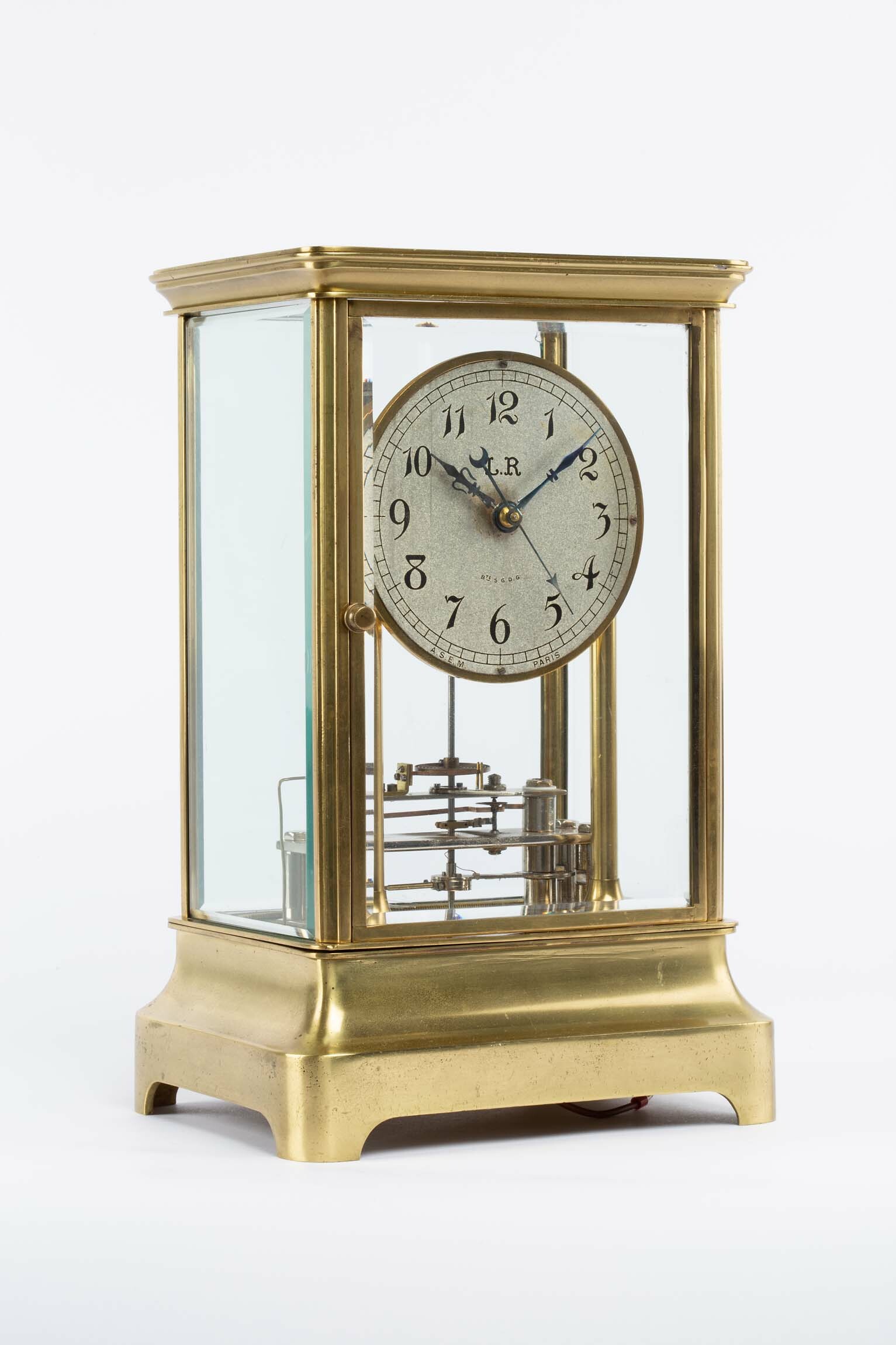 Tischuhr, LR, Paris, um 1920 (Deutsches Uhrenmuseum CC BY-SA)