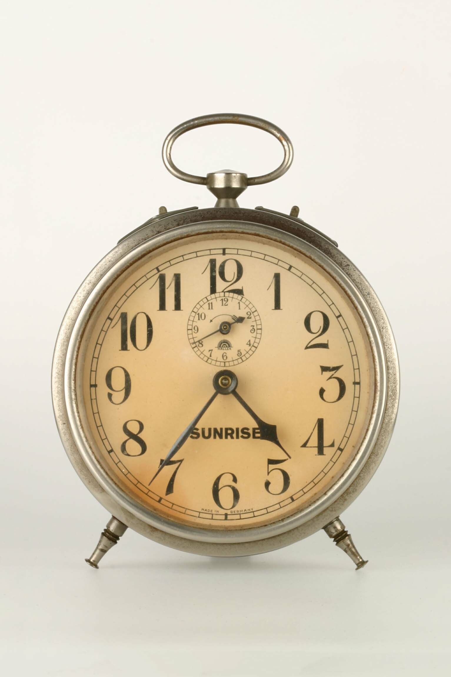 Rückwandglockenwecker, Haller-Kienzle, Schramberg, um 1930 (Deutsches Uhrenmuseum CC BY-SA)