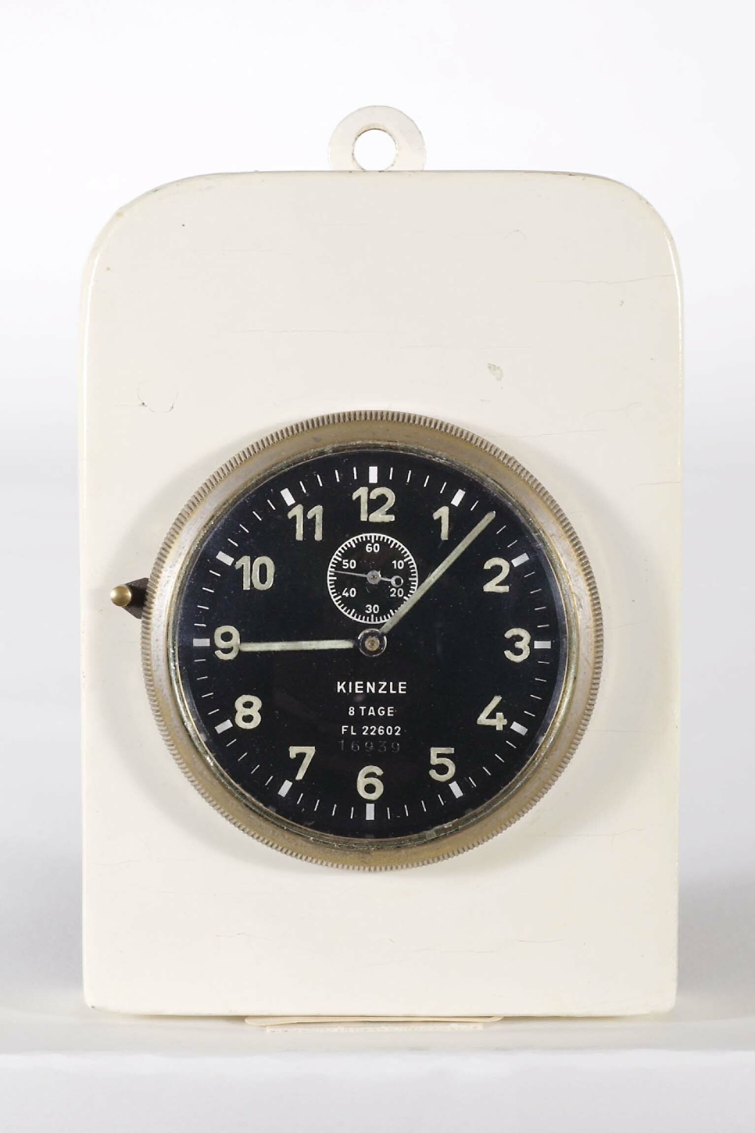 Selbstgebaute Küchenuhr aus militärischer Fahrzeuguhr, um 1946 (Deutsches Uhrenmuseum CC BY-SA)