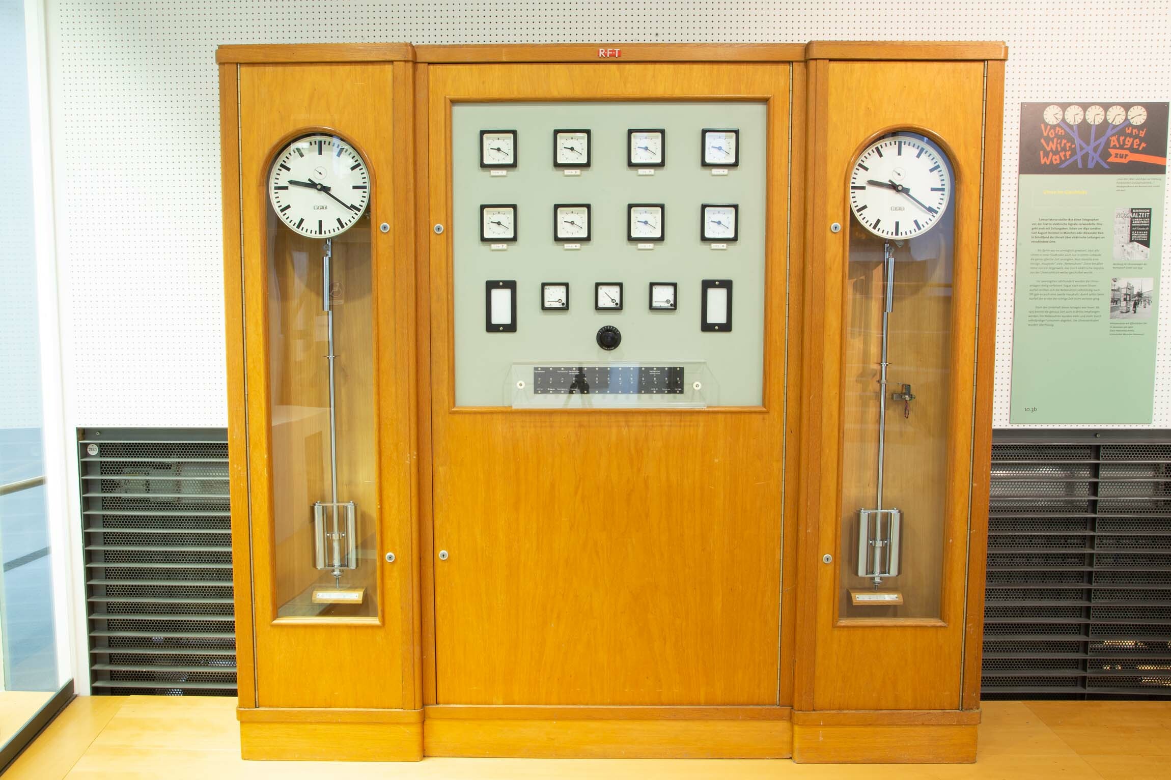 Zeitverteilungsanlage, RFT, Leipzig, 1969 (Deutsches Uhrenmuseum CC BY-SA)