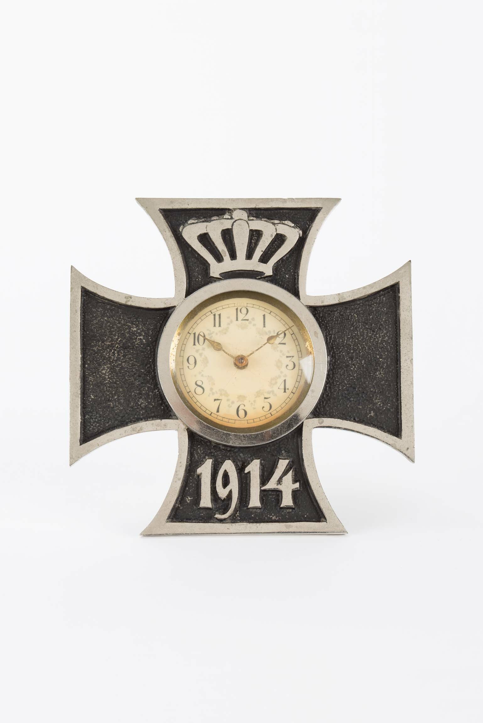 Tischuhr Eisernes Kreuz 1914, um 1914 (Deutsches Uhrenmuseum CC BY-SA)