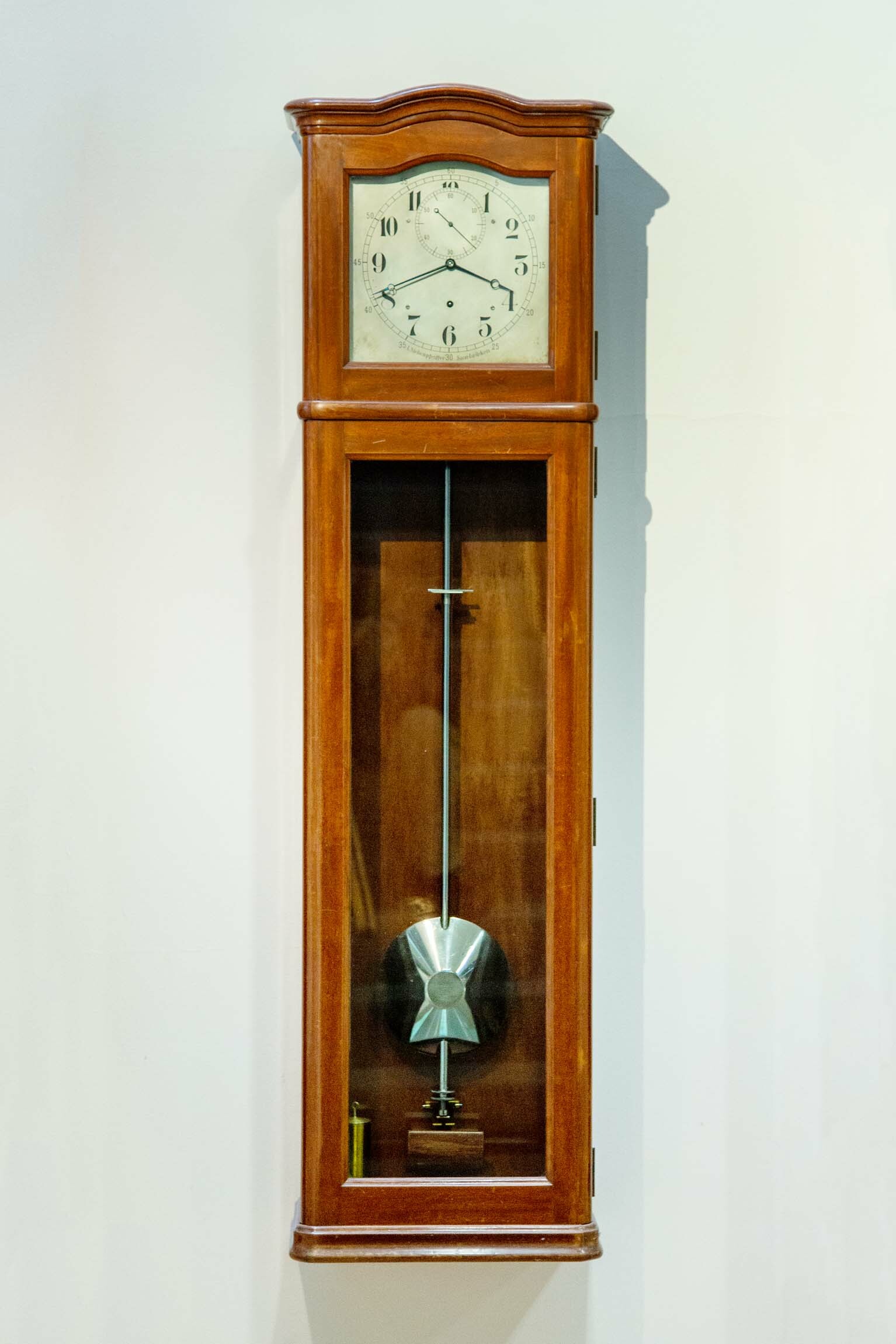 Präzisionspendeluhr, Paul Stübner, Glashütte, Ludwig Siebenpfeiffer, Saarbrücken, um 1920 (Deutsches Uhrenmuseum CC BY-SA)