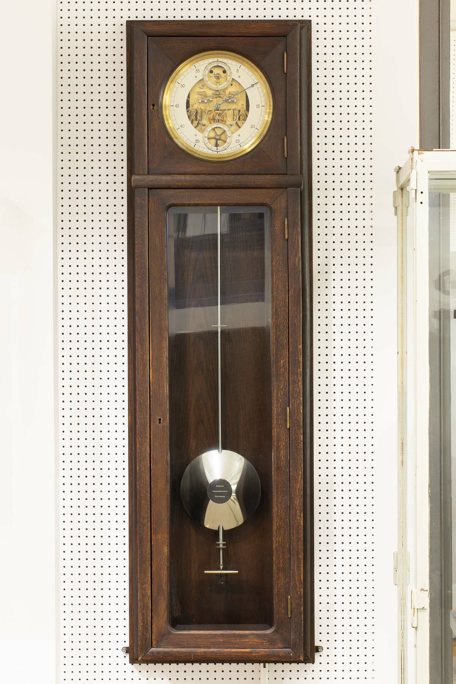 Hauptuhr, Uhrmacherschule Furtwangen, um 1930 (Deutsches Uhrenmuseum CC BY-SA)