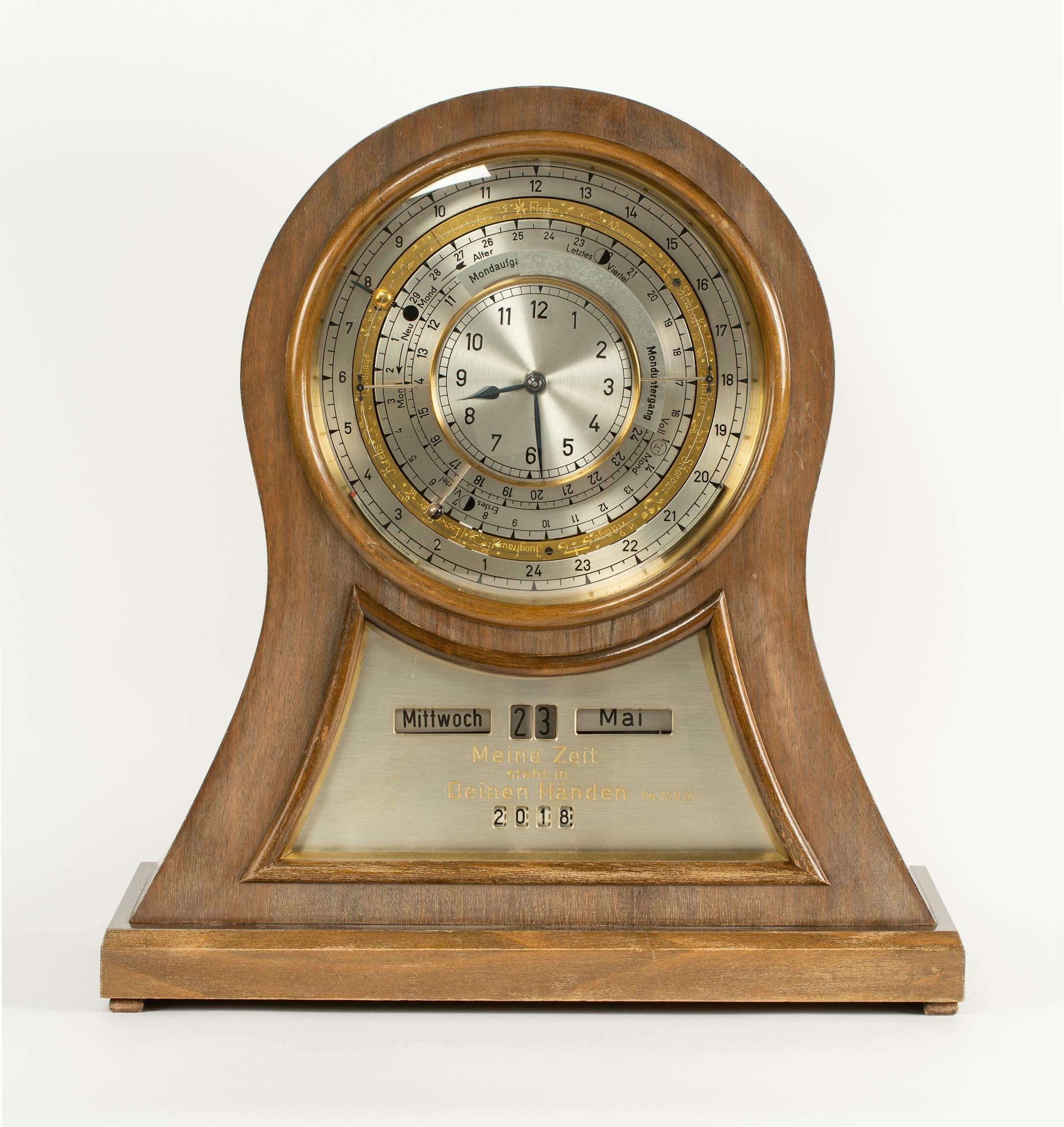 Uhr mit Kalender und astronomischen Anzeigen, Christoph Jäckle, St. Georgen, um 1950 (Deutsches Uhrenmuseum CC BY-SA)