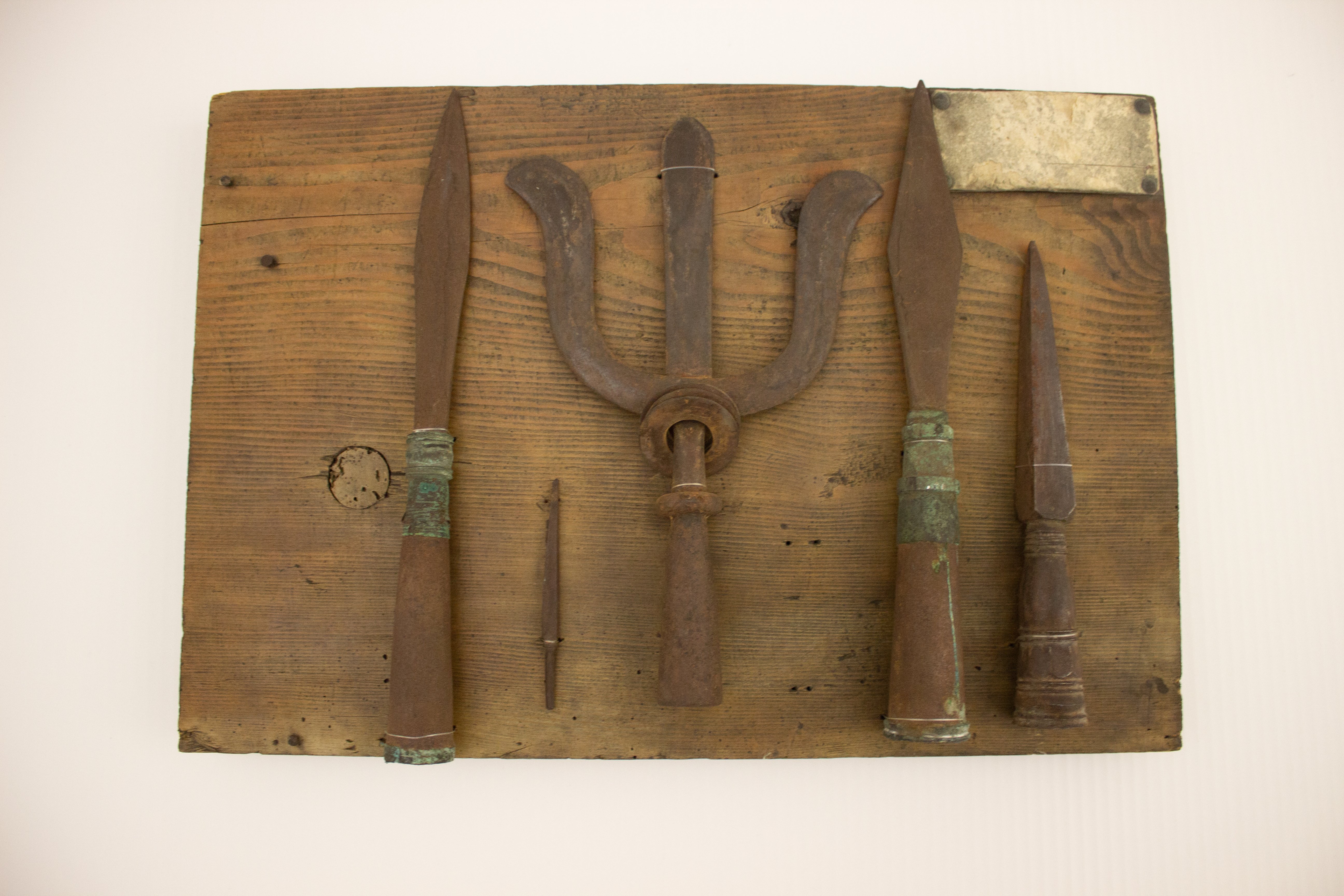 Tafel mit chinesischen Waffen (Museum Ulm CC BY-NC-SA)