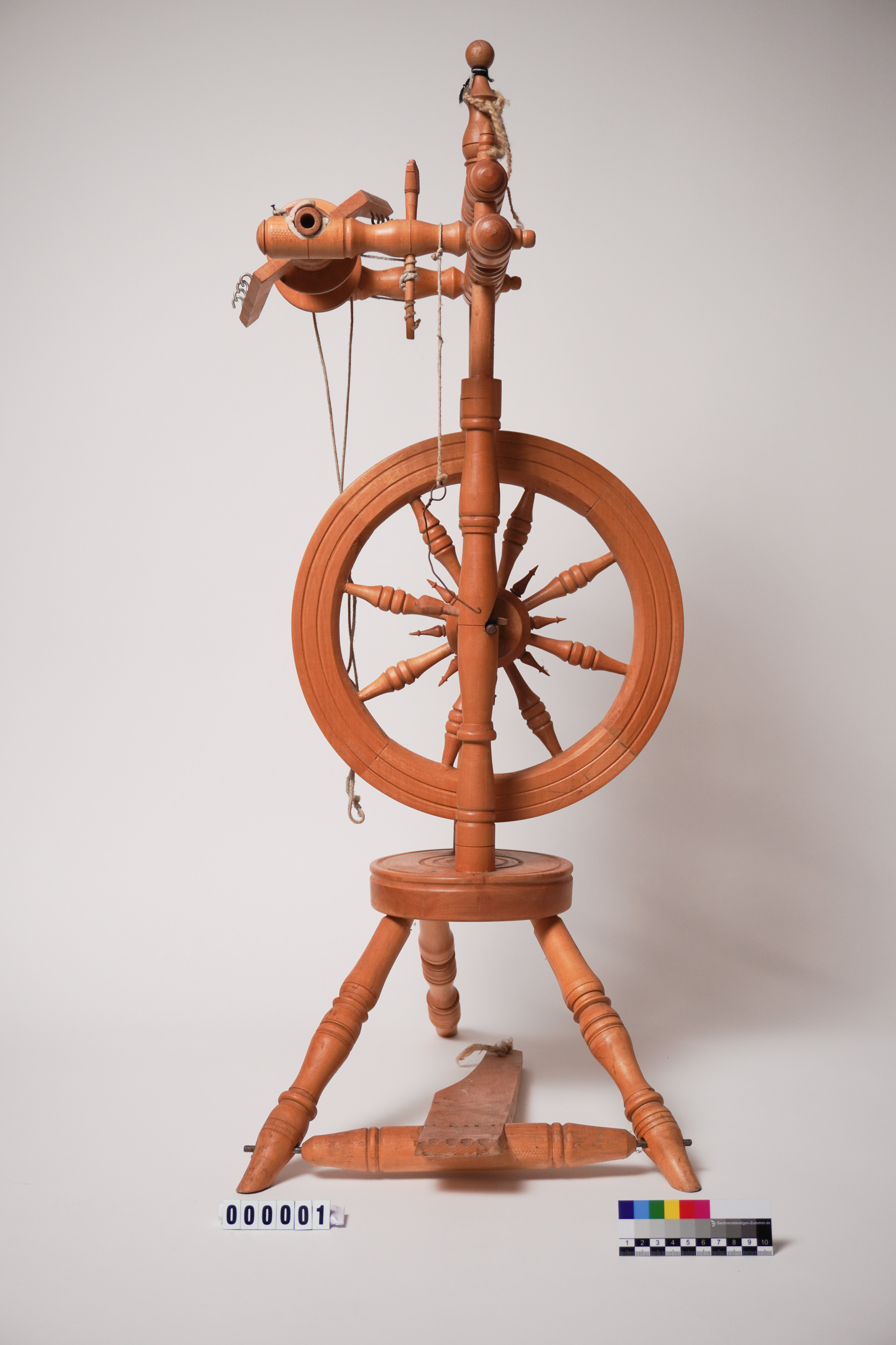 Spinnrad aus hellem Holz (Förderkreis Unterjesinger Kelter e.V. CC BY-NC-SA)