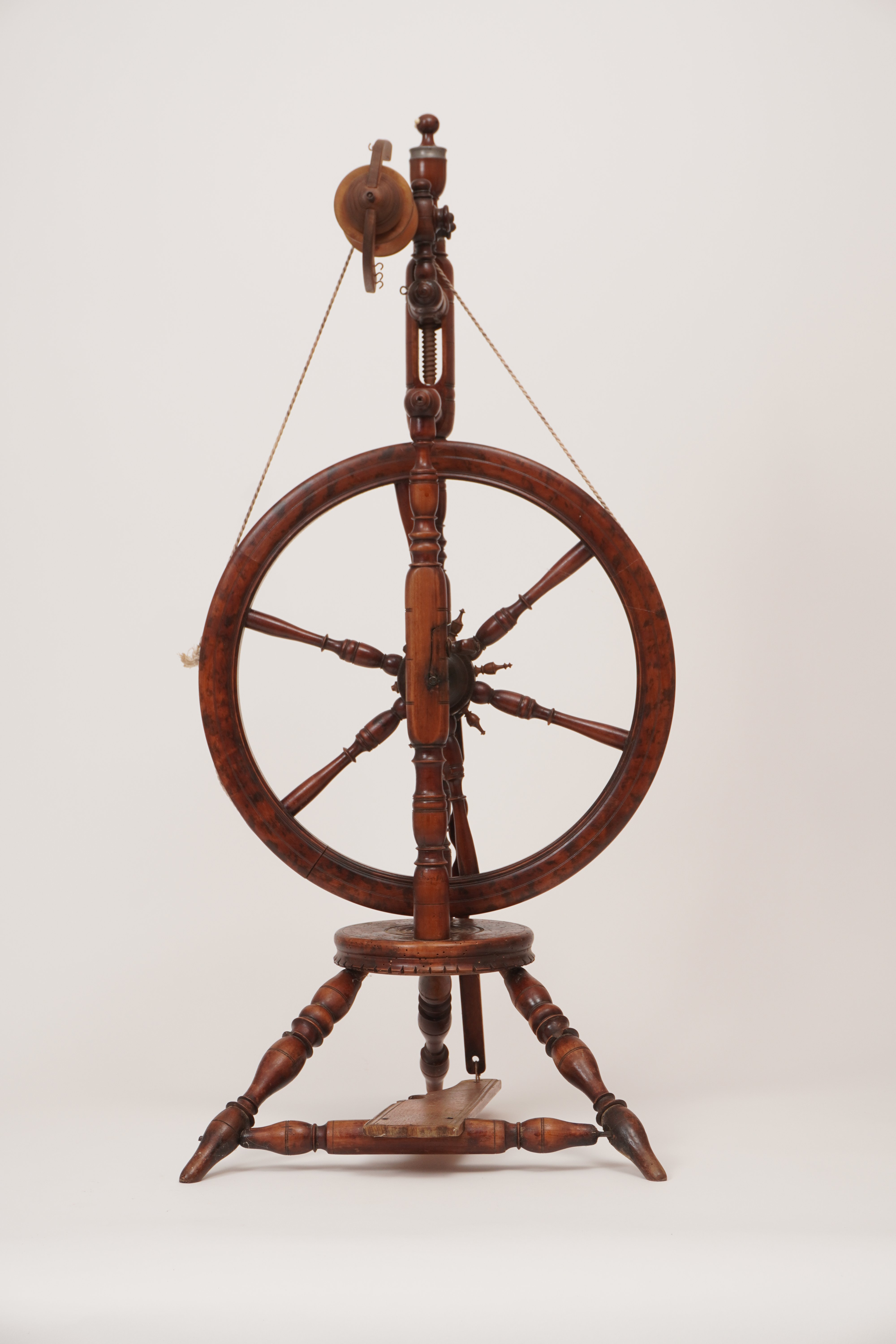 Spinnrad aus dunkelbraunem Holz (Förderkreis Unterjesinger Kelter e.V. CC BY-NC-SA)