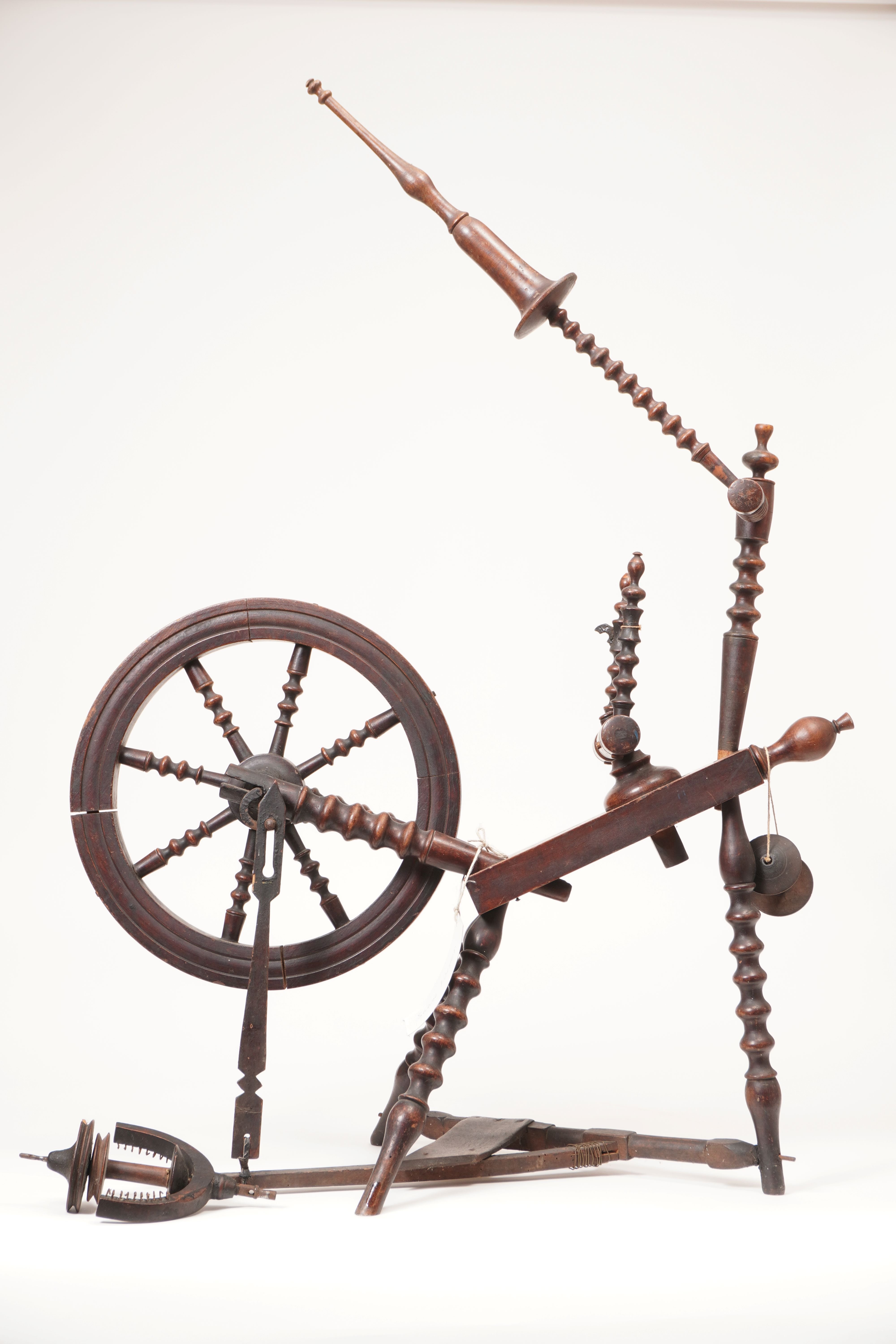 Zweifädiges Spinnrad aus dunklem Holz (Förderkreis Unterjesinger Kelter e.V. CC BY-NC-SA)